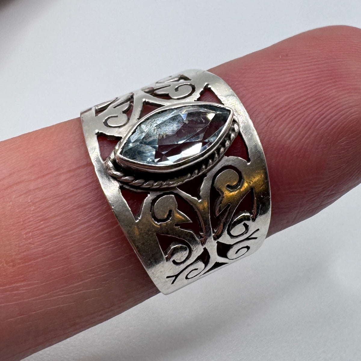 Grosse Bague en argent et topaze bleue