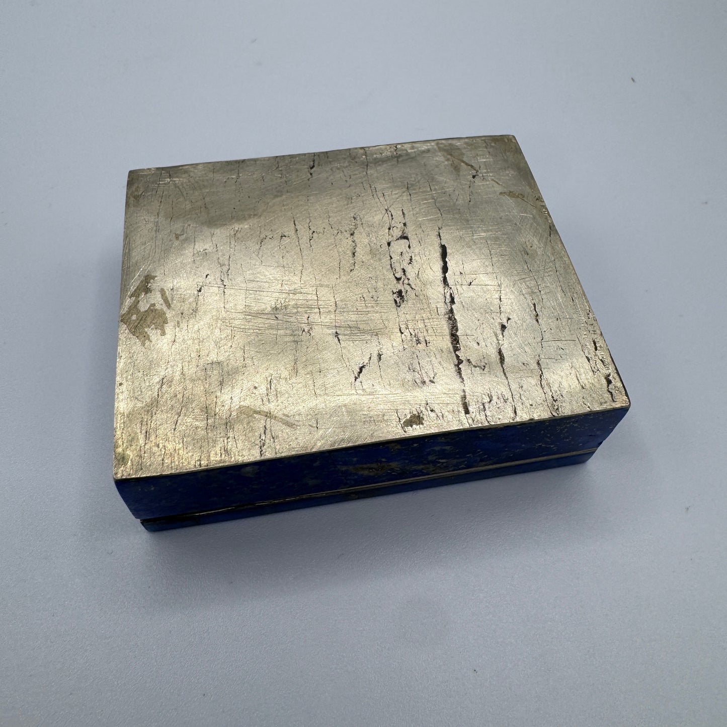 boîte ancienne en métal et lapis-lazuli