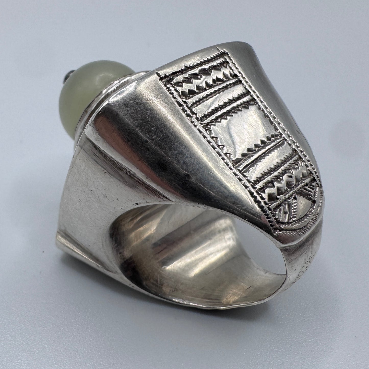 Énorme bague ancienne ethnique en argent massif et Jade
