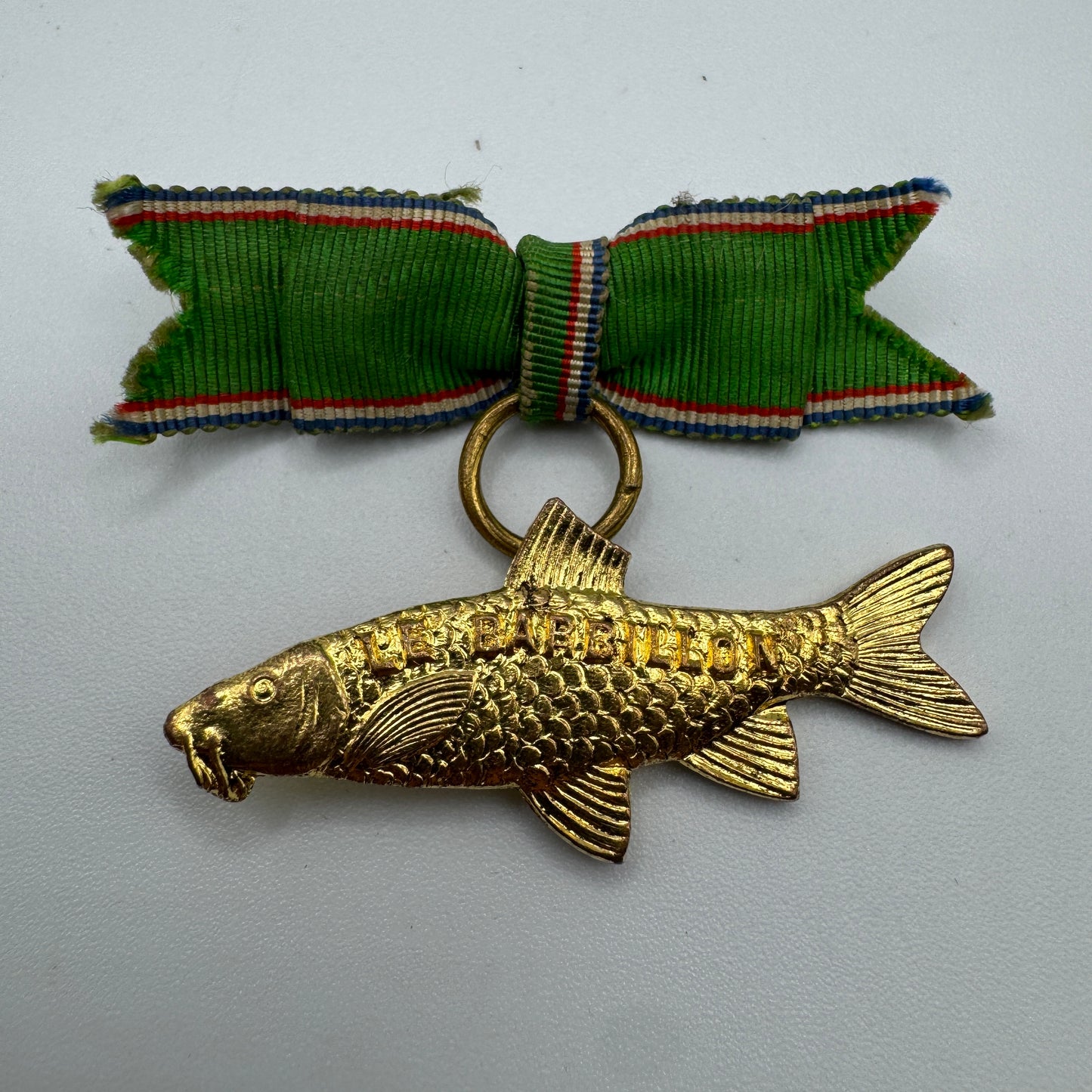 Médaille ancienne association de pêche « Le Barbillon »