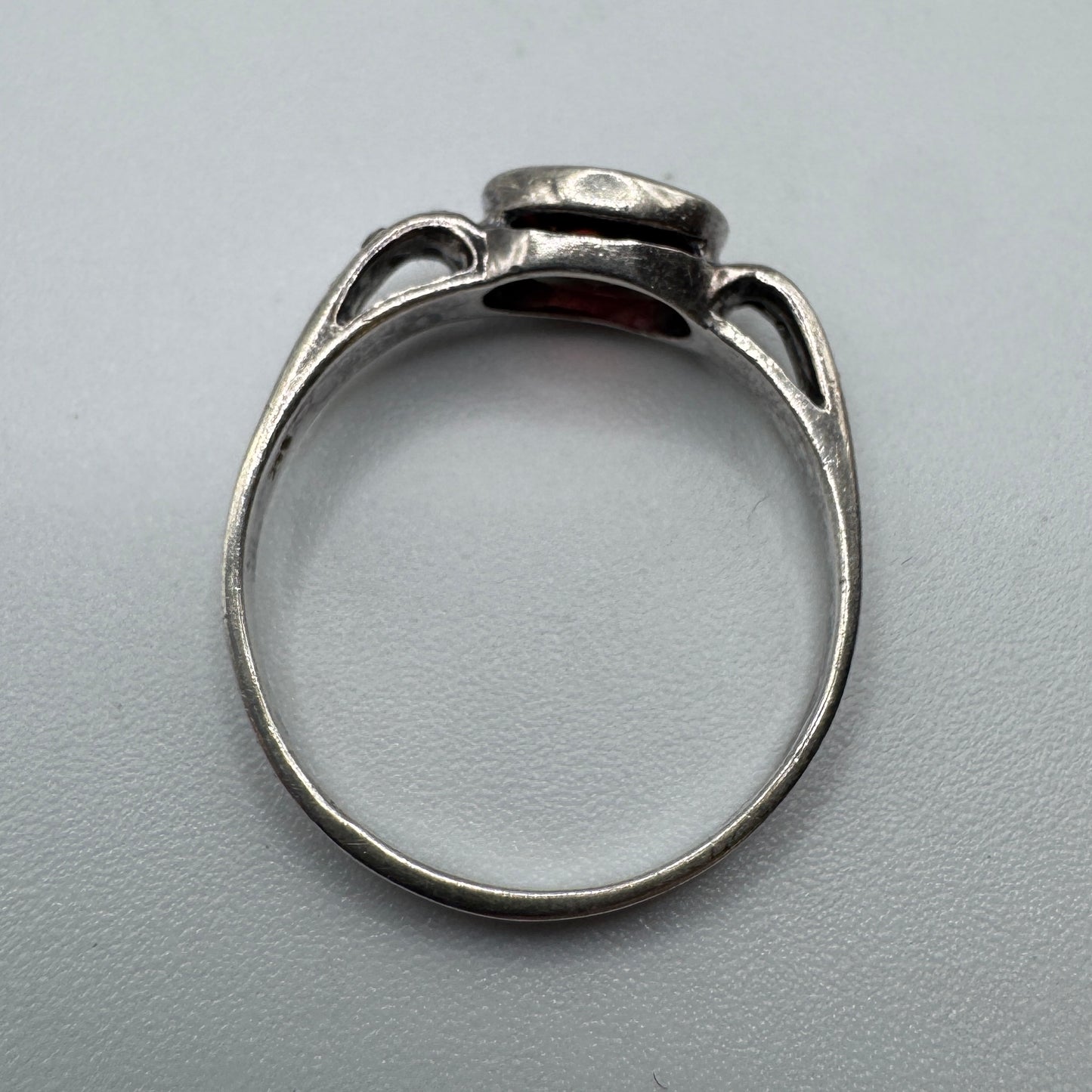 Bague en argent et pierre grenat