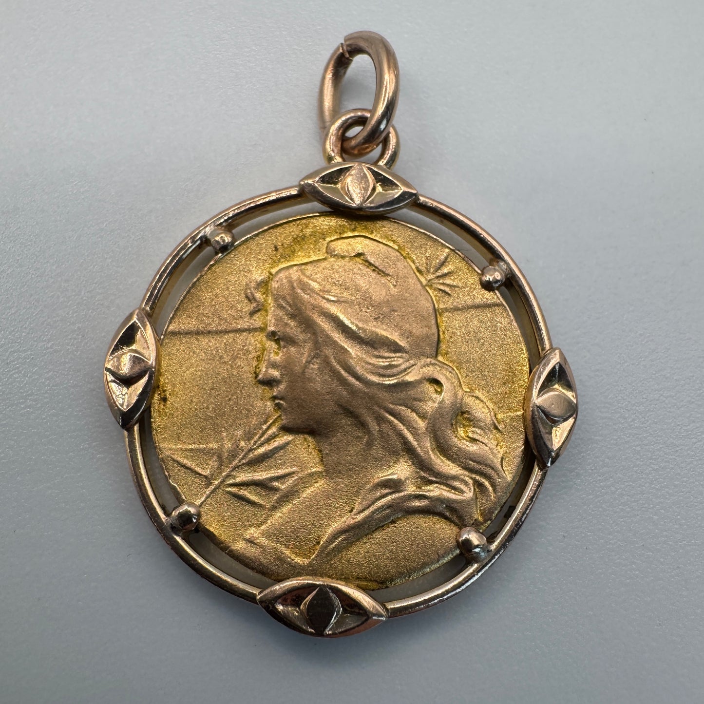 Pendentif ancien en plaqué or - Marianne vers 1900