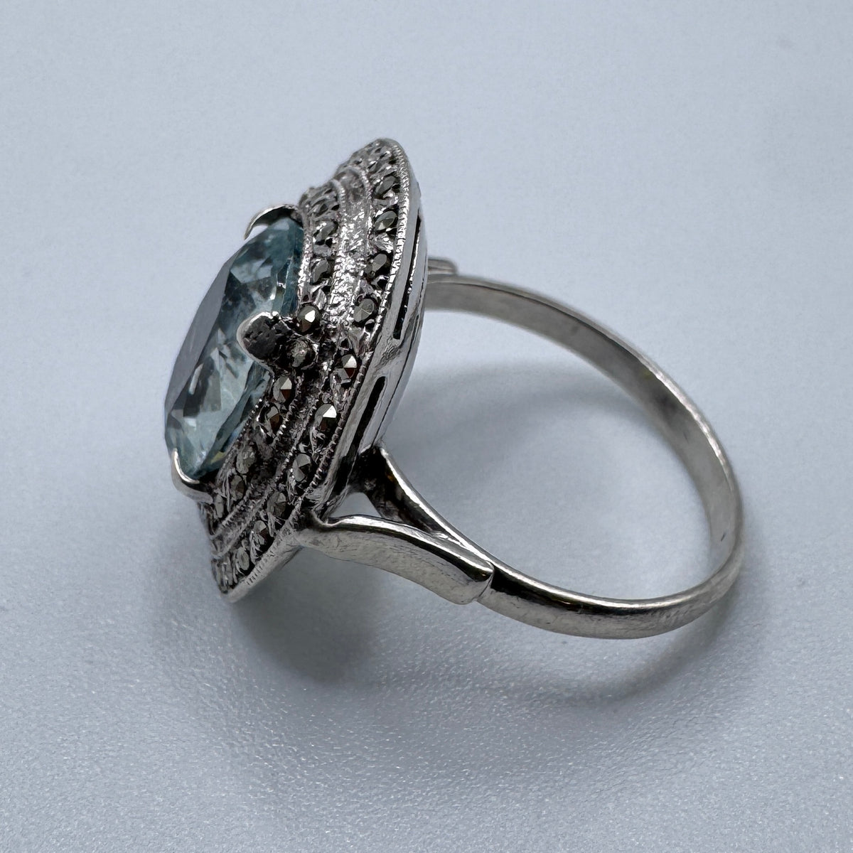 Bague ancienne en argent, marcassites et aigue marine
