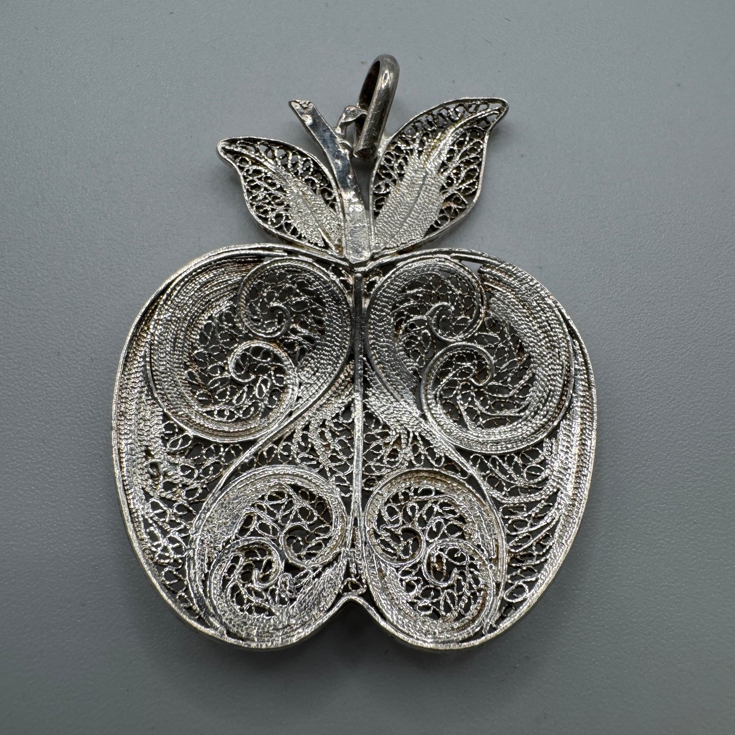 Superbe Pendentif ancien en argent filigrané - « pomme »