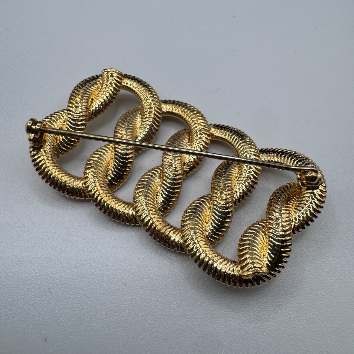 Broche vintage design en métal doré