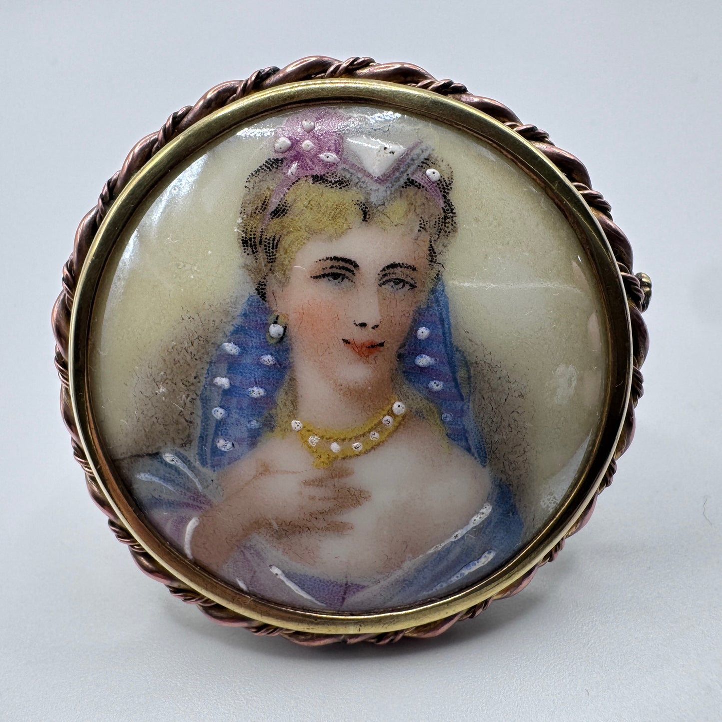 Broche ancienne porcelaine de Limoges « portrait de femme »