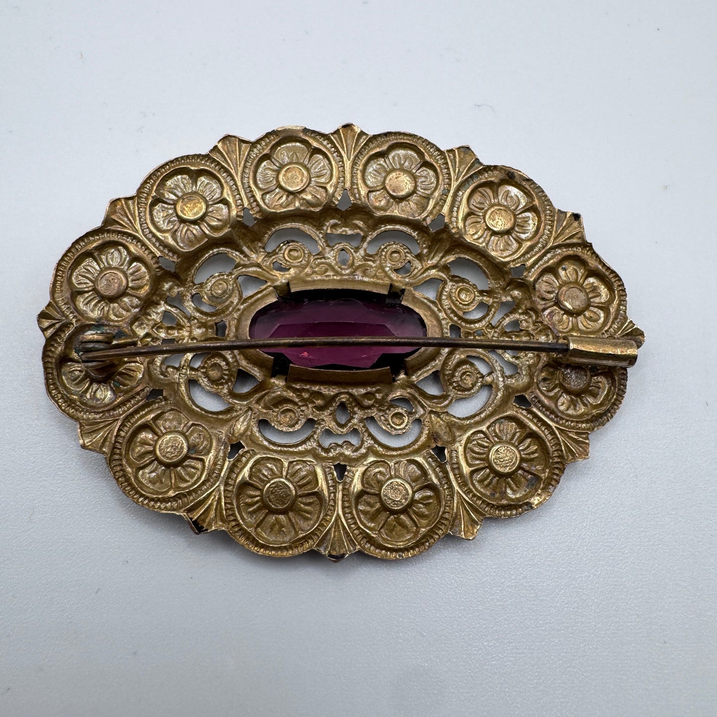 Broche ancienne - laiton repoussé et verroterie