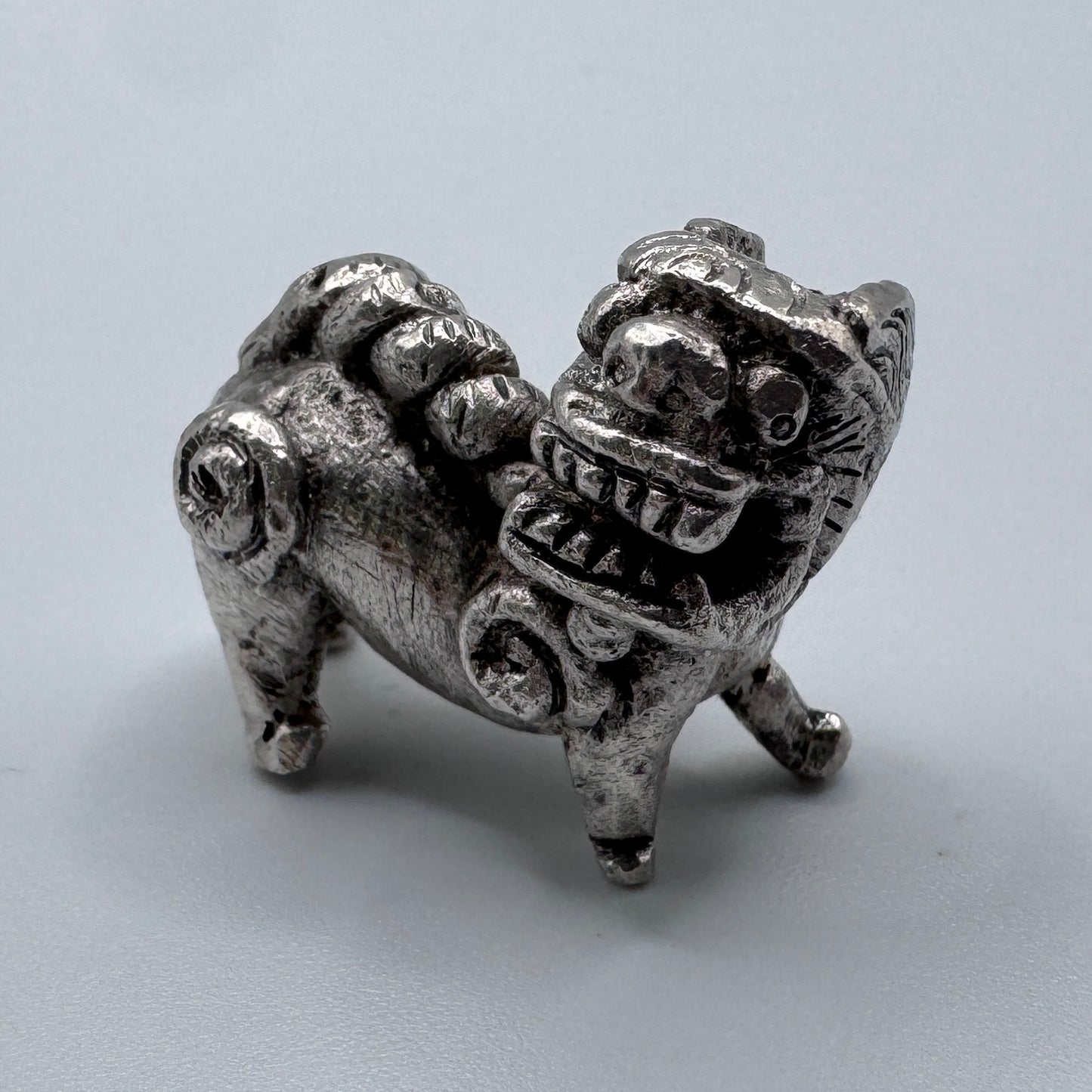 Petite Sculpture Chinoise en argent massif  « chien de Fô »