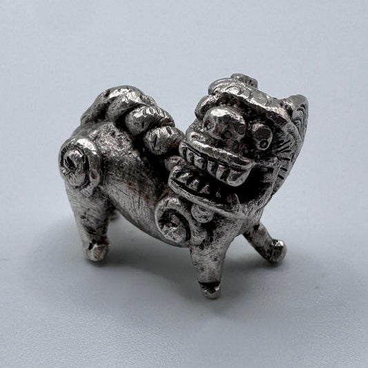 Petite Sculpture Chinoise en argent massif  « chien de Fô »
