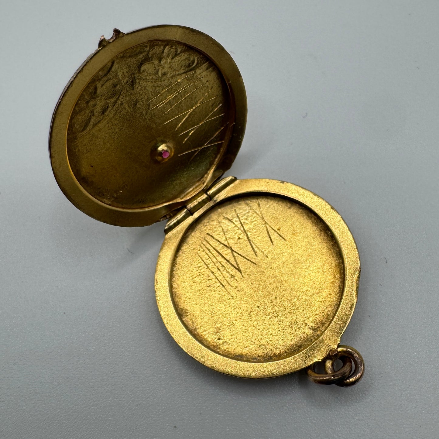 Pendentif ancien Art Deco porte photo ou relique - plaqué or