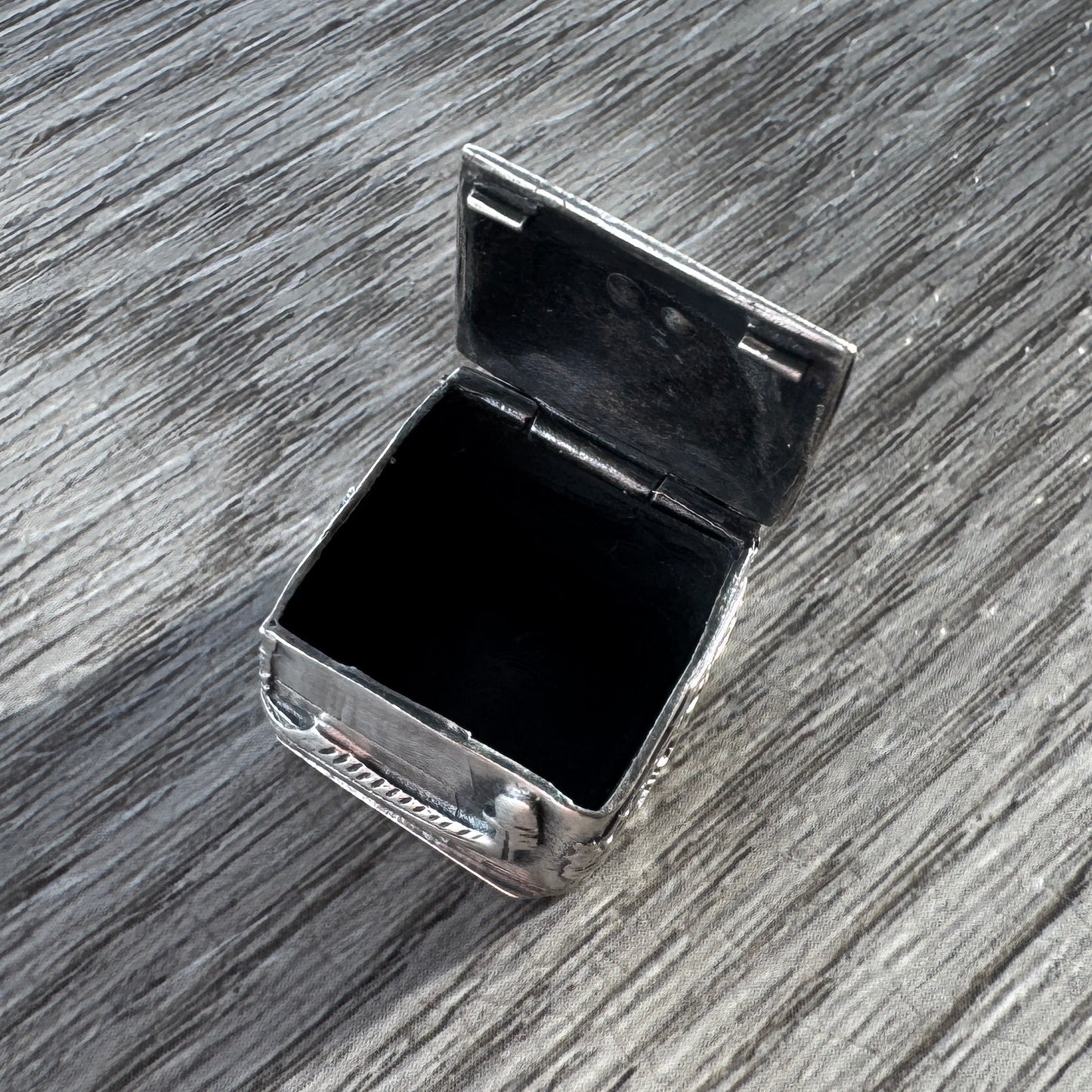 petite boîte pilulier de Venise en argent