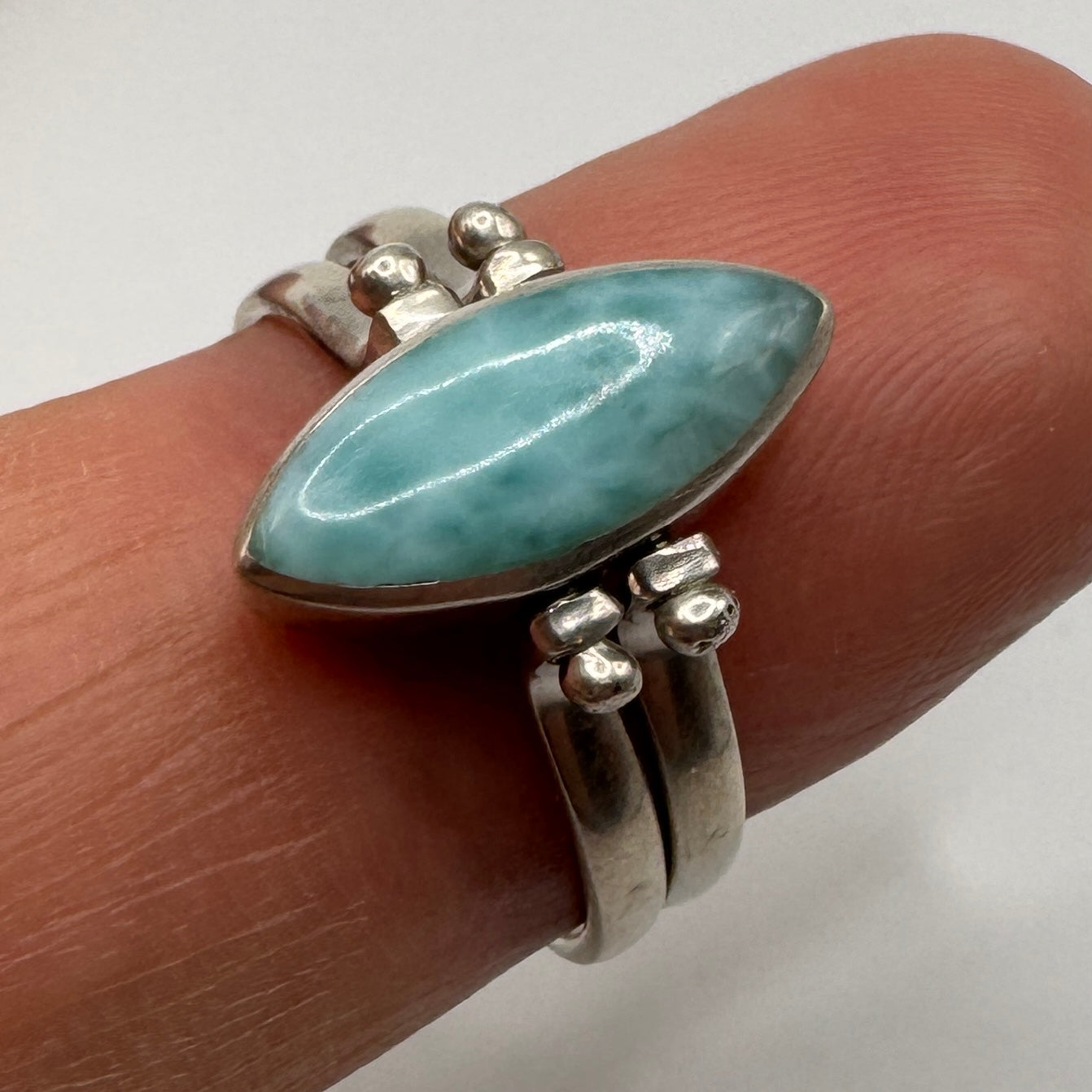 Jolie bague réversible en argent et pierres