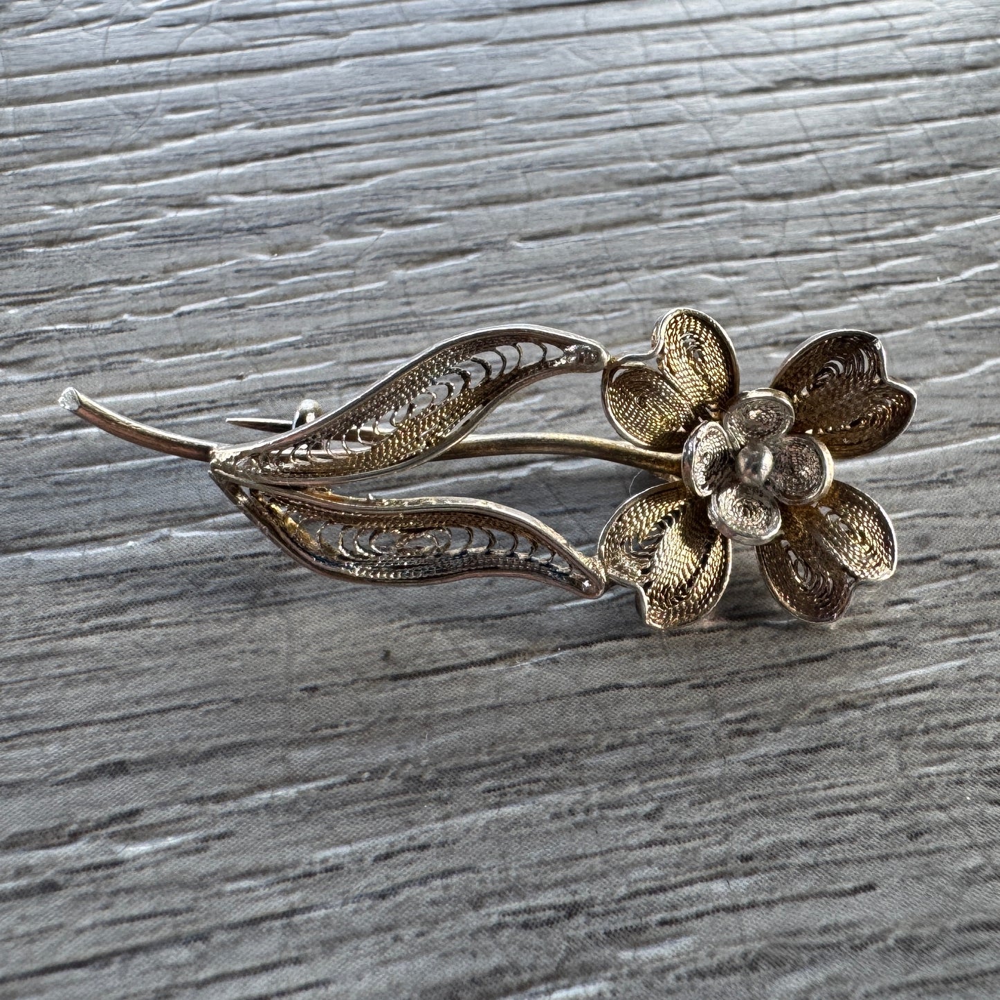 Broche ancienne en filigrane - fleur en argent vermeil