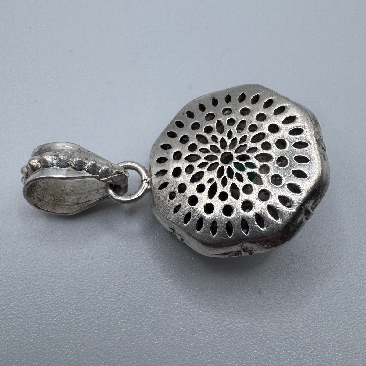 Superbe Pendentif en métal argenté et pierre