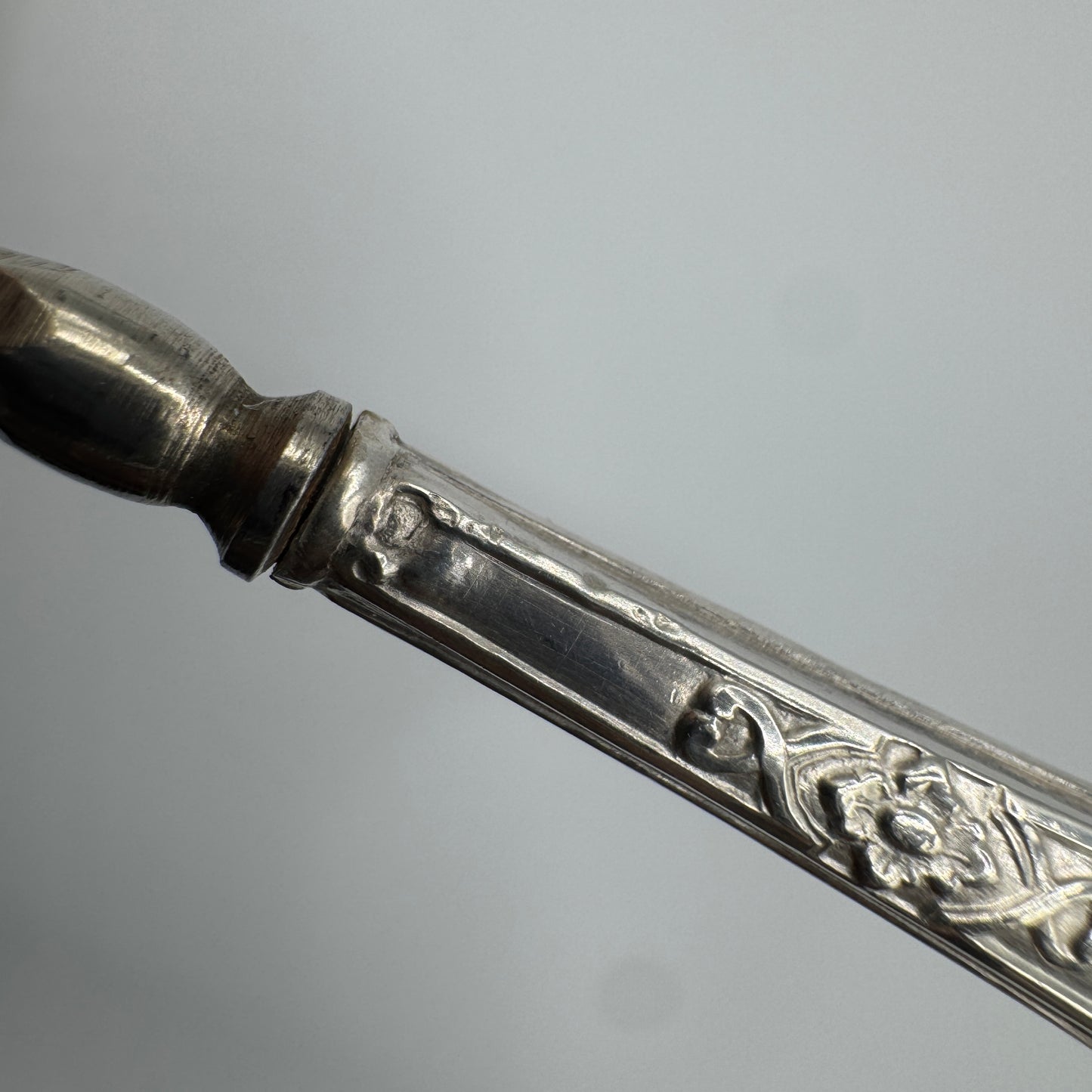 Petit crochet de couture ancien - argent fourré et acier