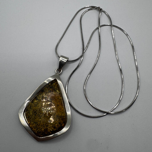 Grand Pendentif en ambre poli et chaîne argent