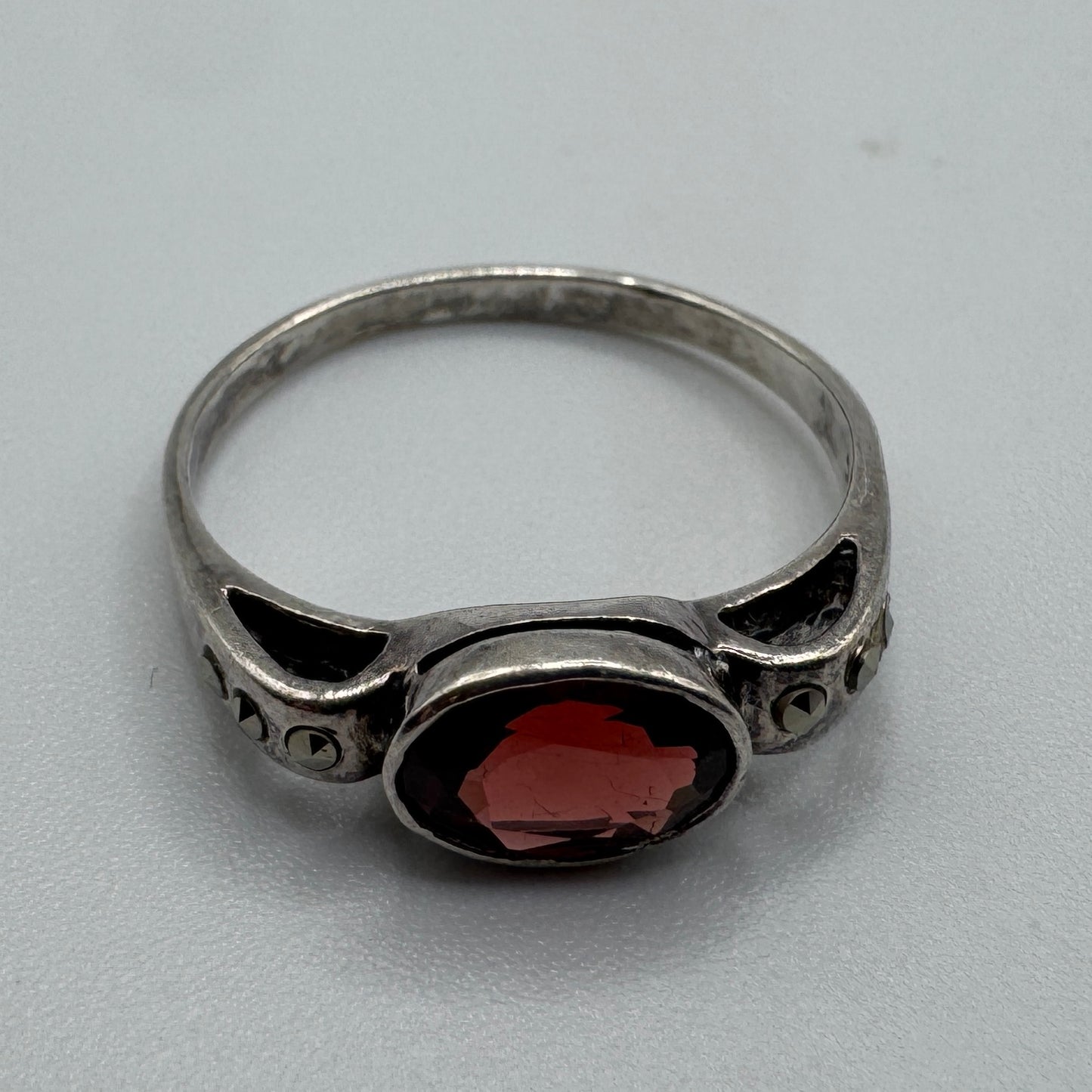 Bague en argent et pierre grenat