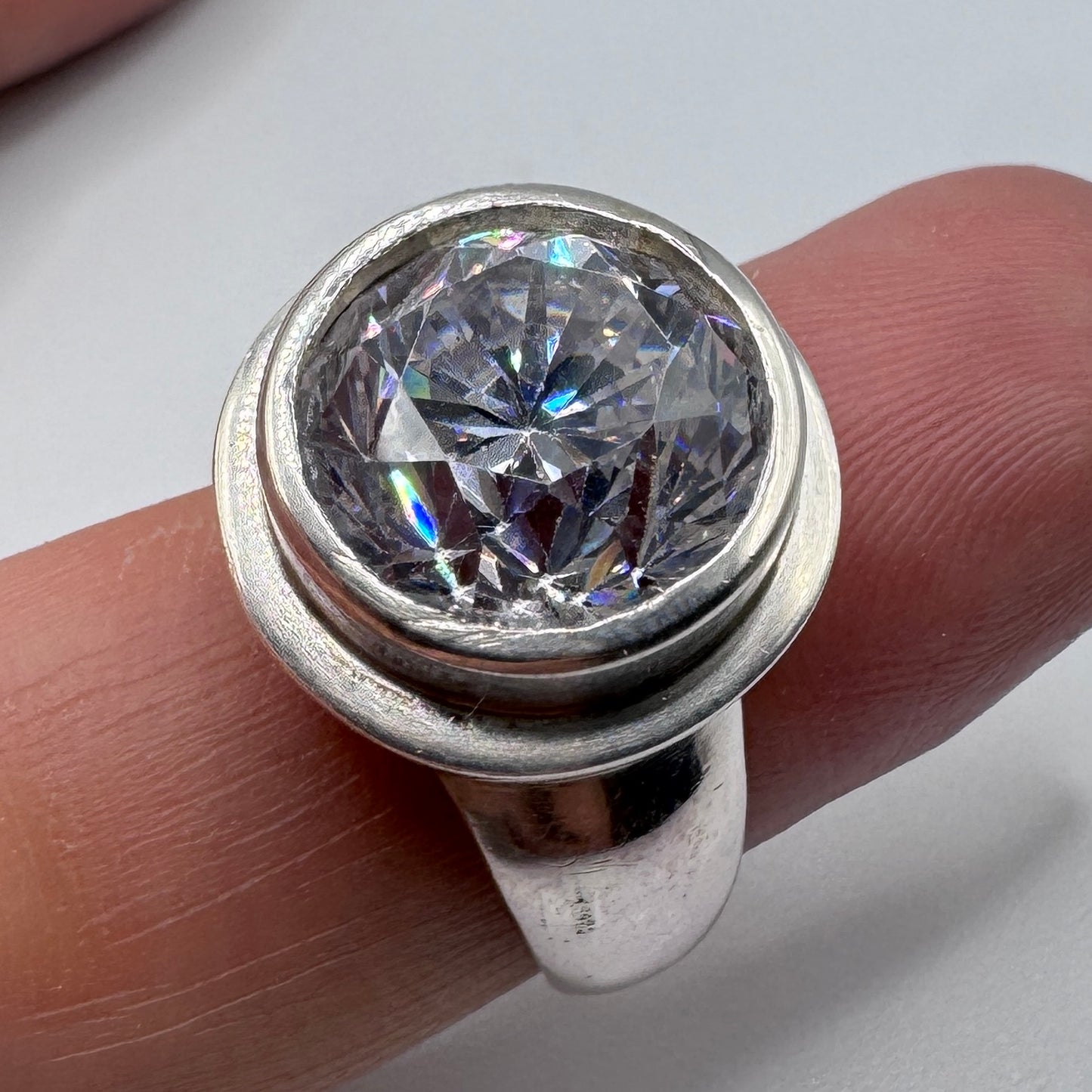 Grosse bague en argent massif et verroterie