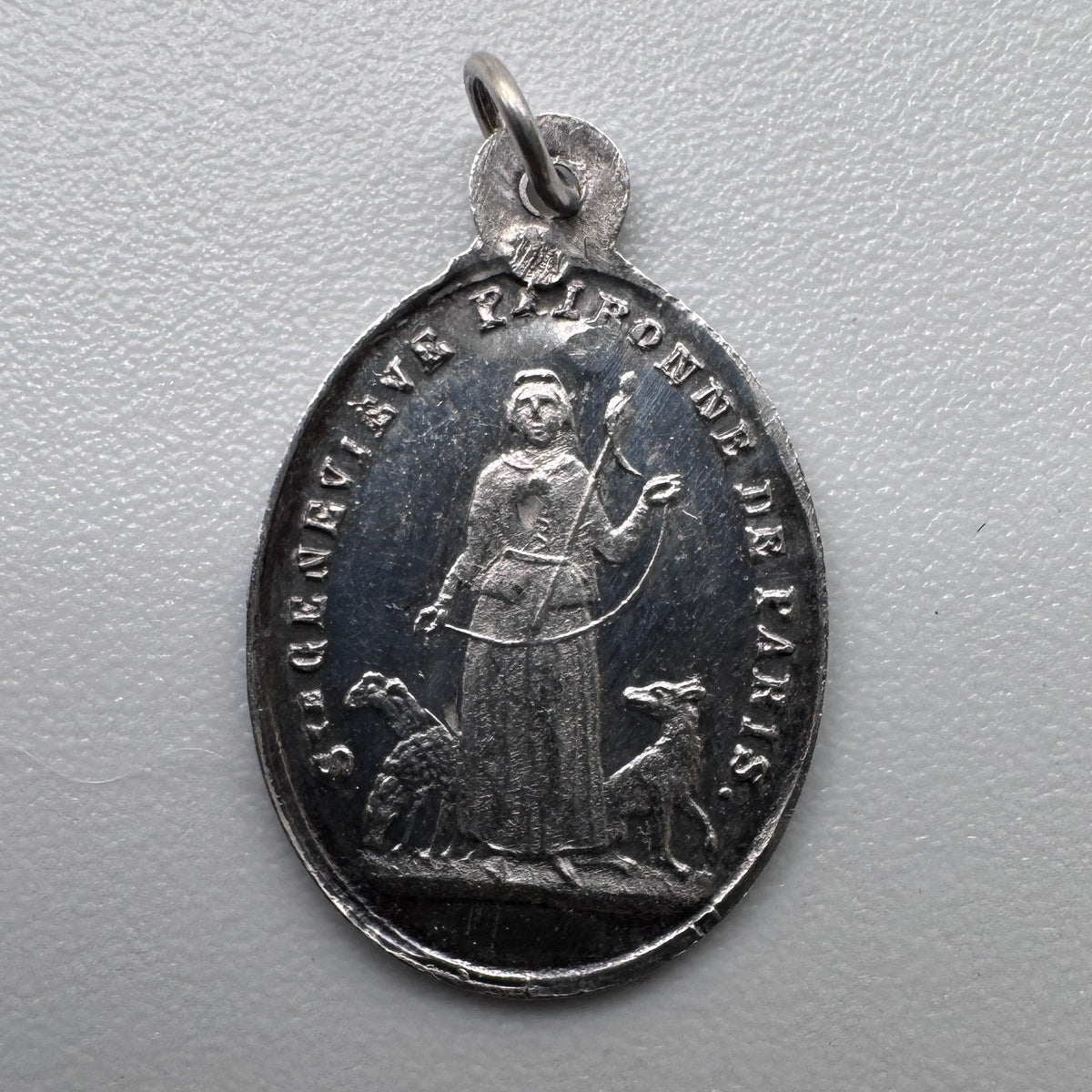 Petite Medaille religieuse ancienne « Sainte Geneviève - Patronne de Paris » - argent