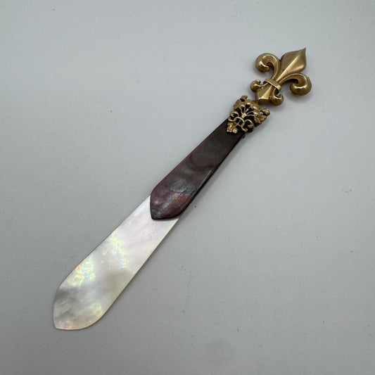 Ouvre lettre ancien vers 1900 « fleur de Lys » - bronze doré et nacre