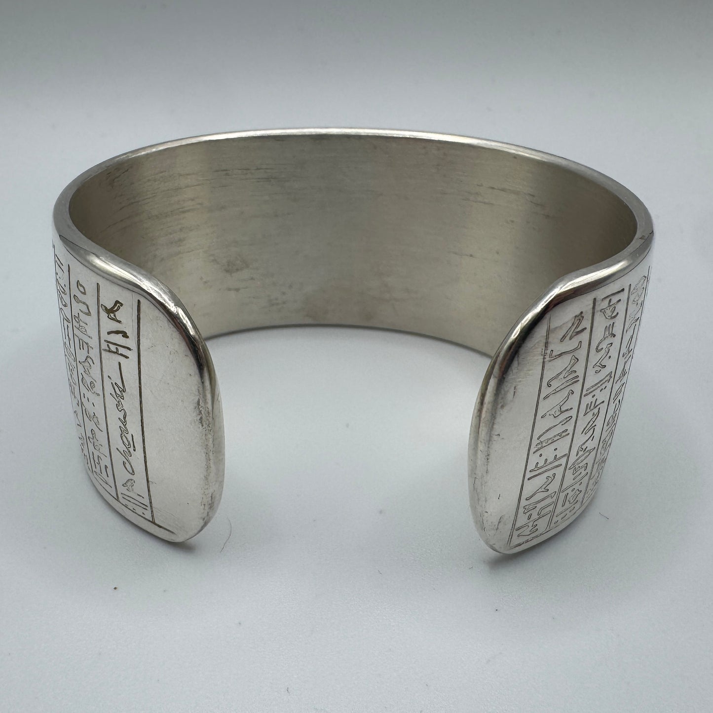 Bracelet Jonc manchette design Chouski motifs égyptiens