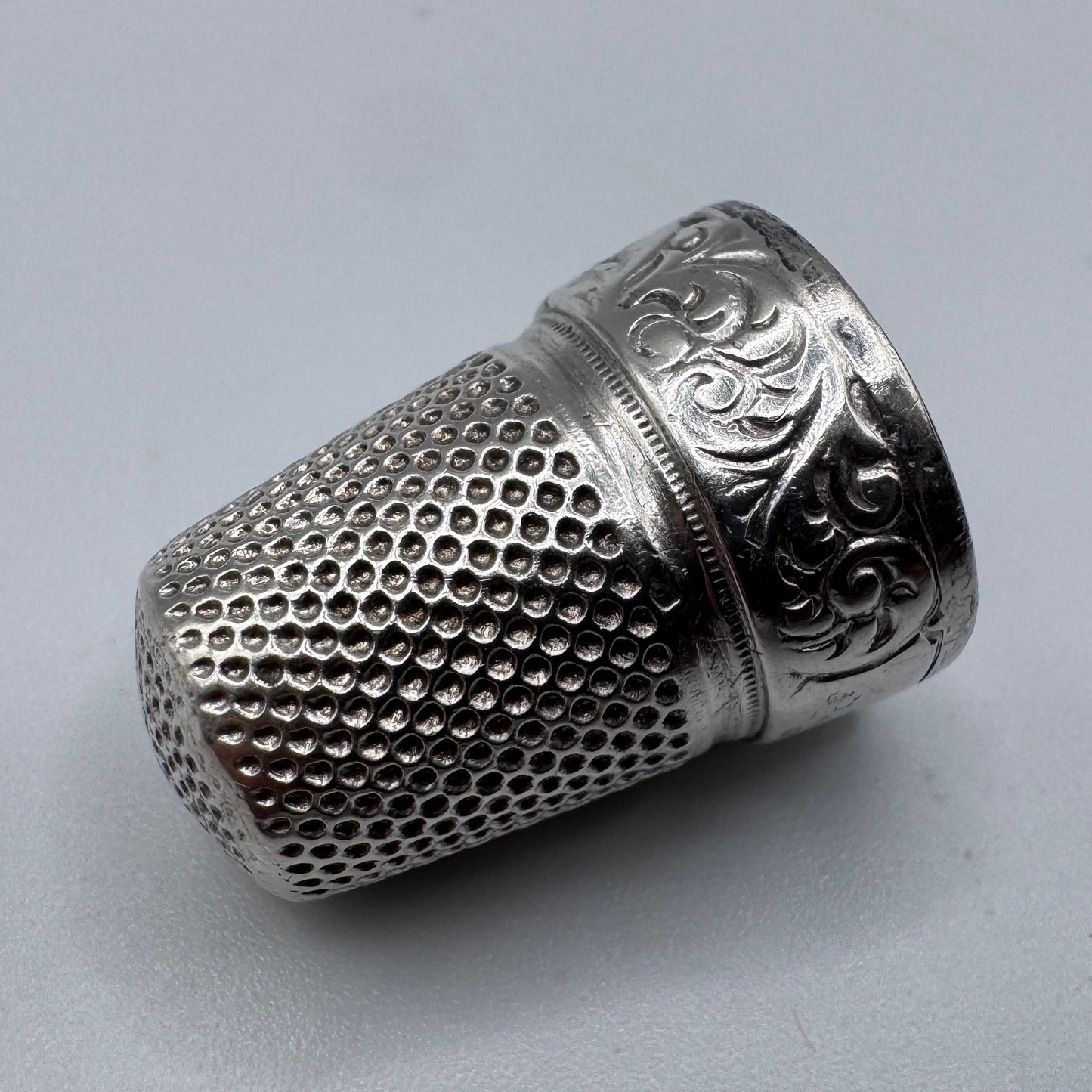 Superbe Dé à coudre Ancien en argent avec écrin
