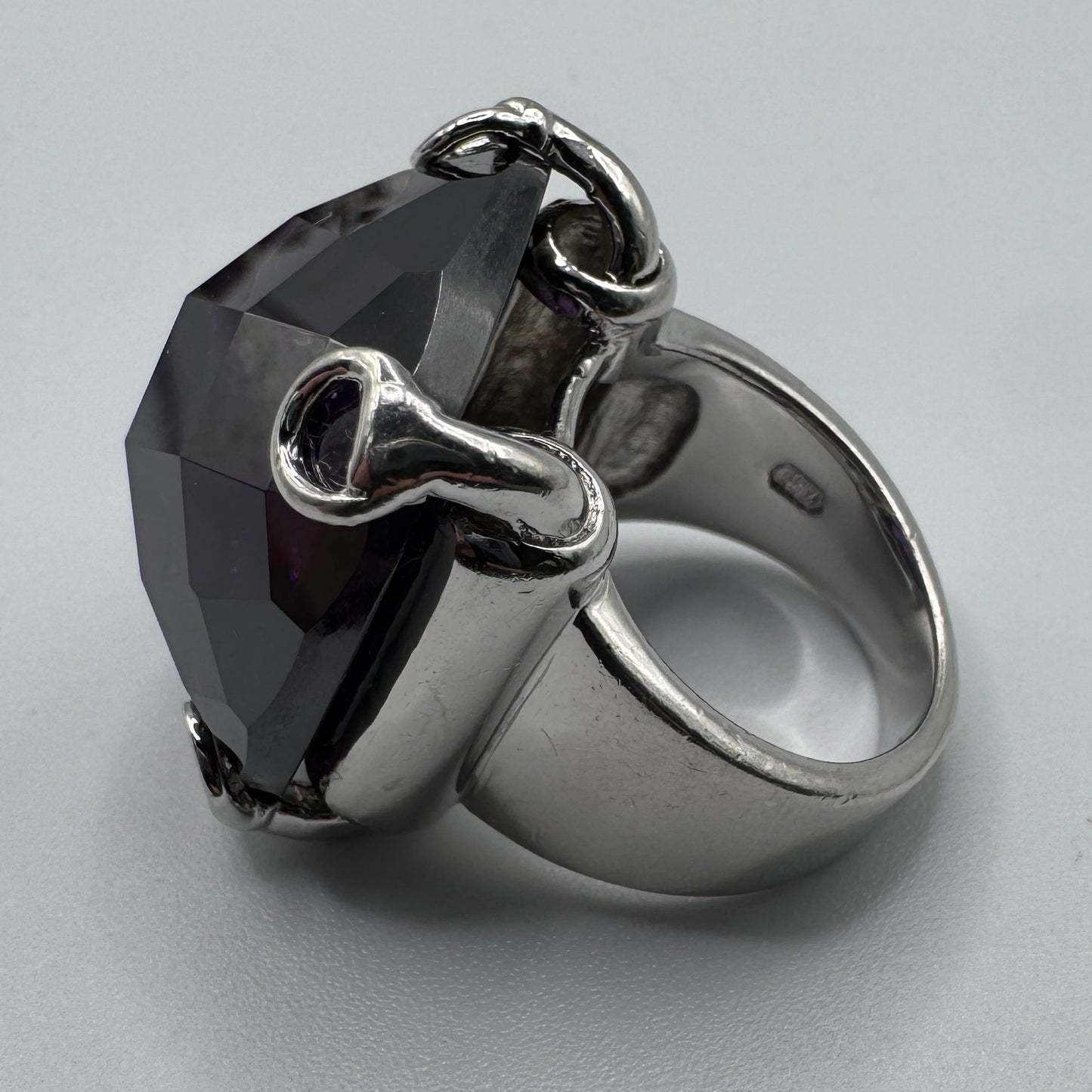 Grosse bague en argent et verroterie