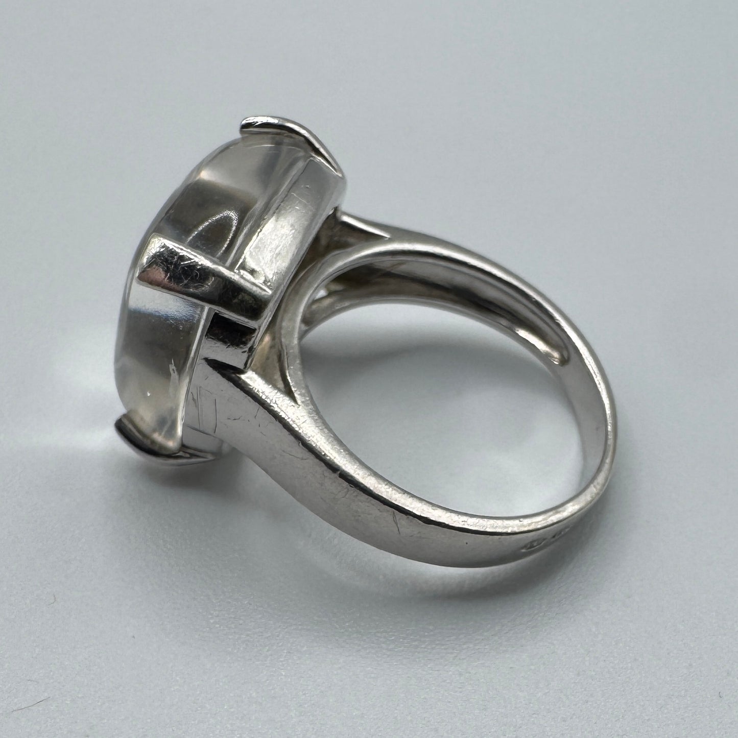 bague en argent et verroterie