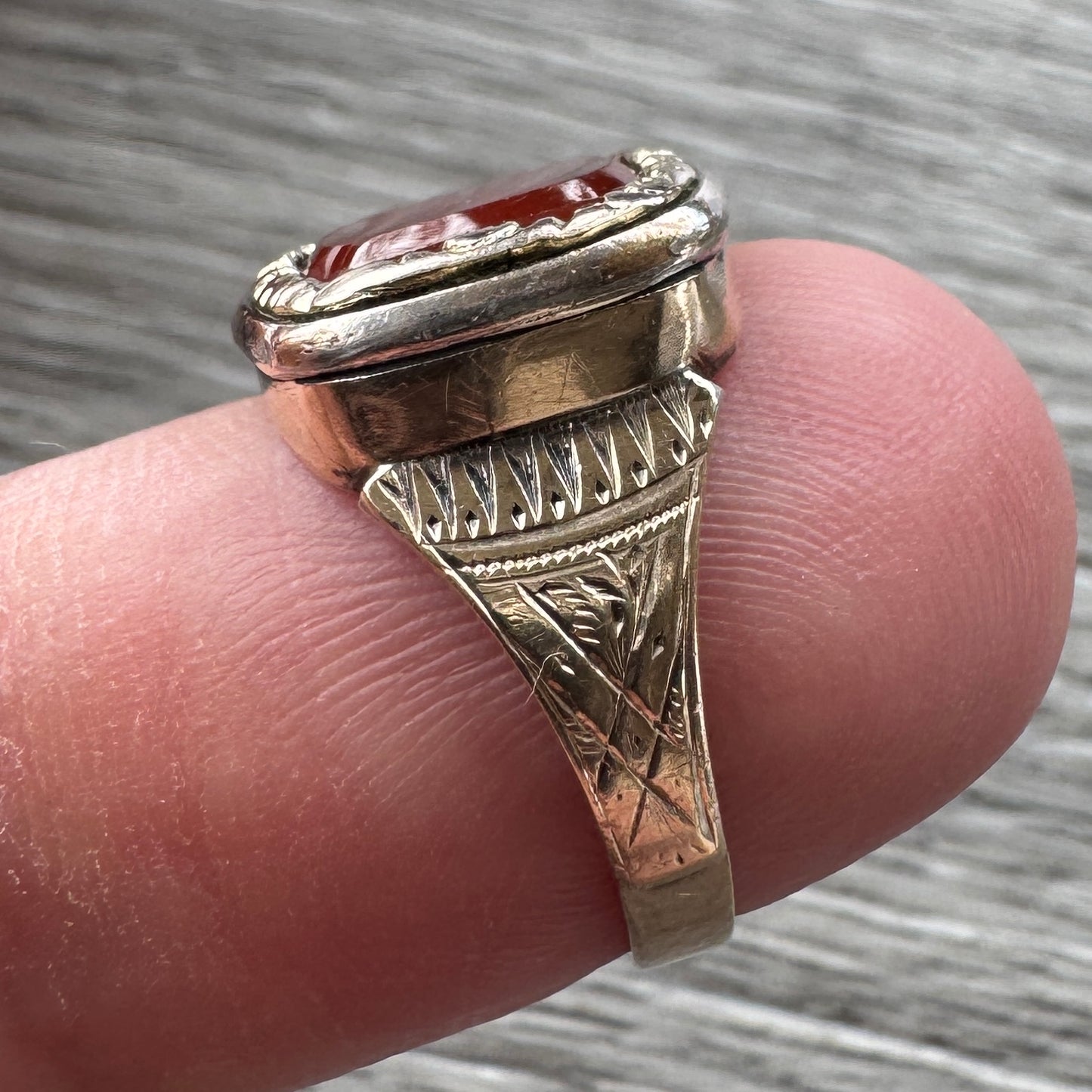 Bague ancienne XIXe en or 14 carats et agate cornaline