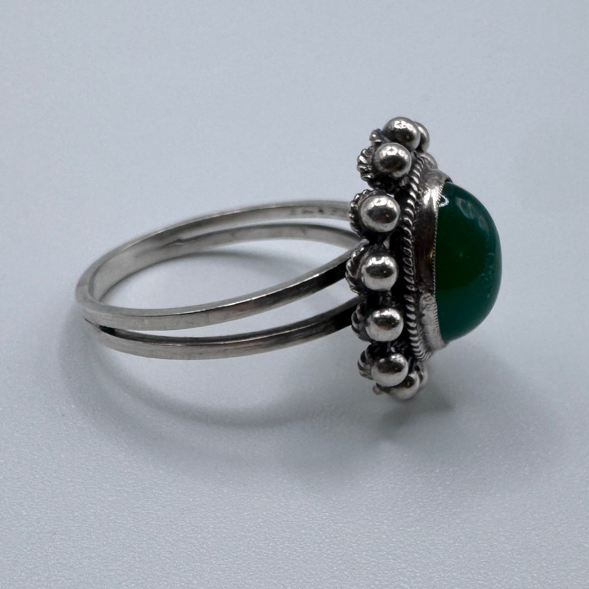 Jolie bague ancienne en argent et pierre
