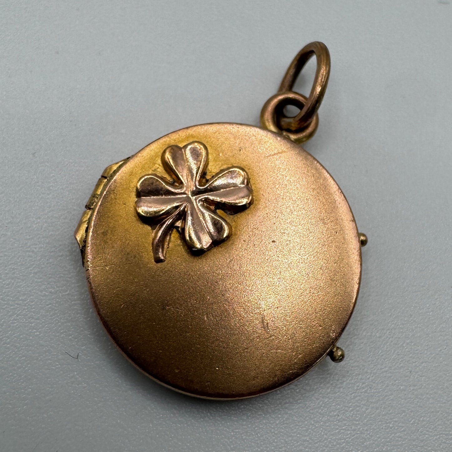 Pendentif ancien porte photo ou relique « trèfle à 4 feuilles » - plaqué or