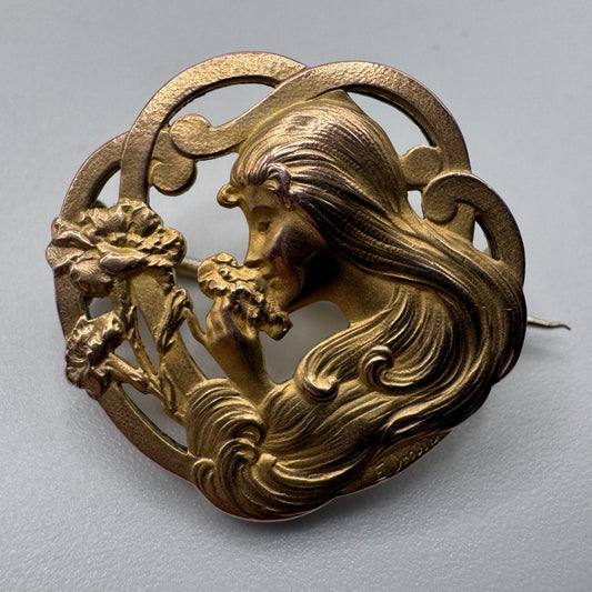 Broche ancienne Art Nouveau en plaqué or « décor profil de femme »