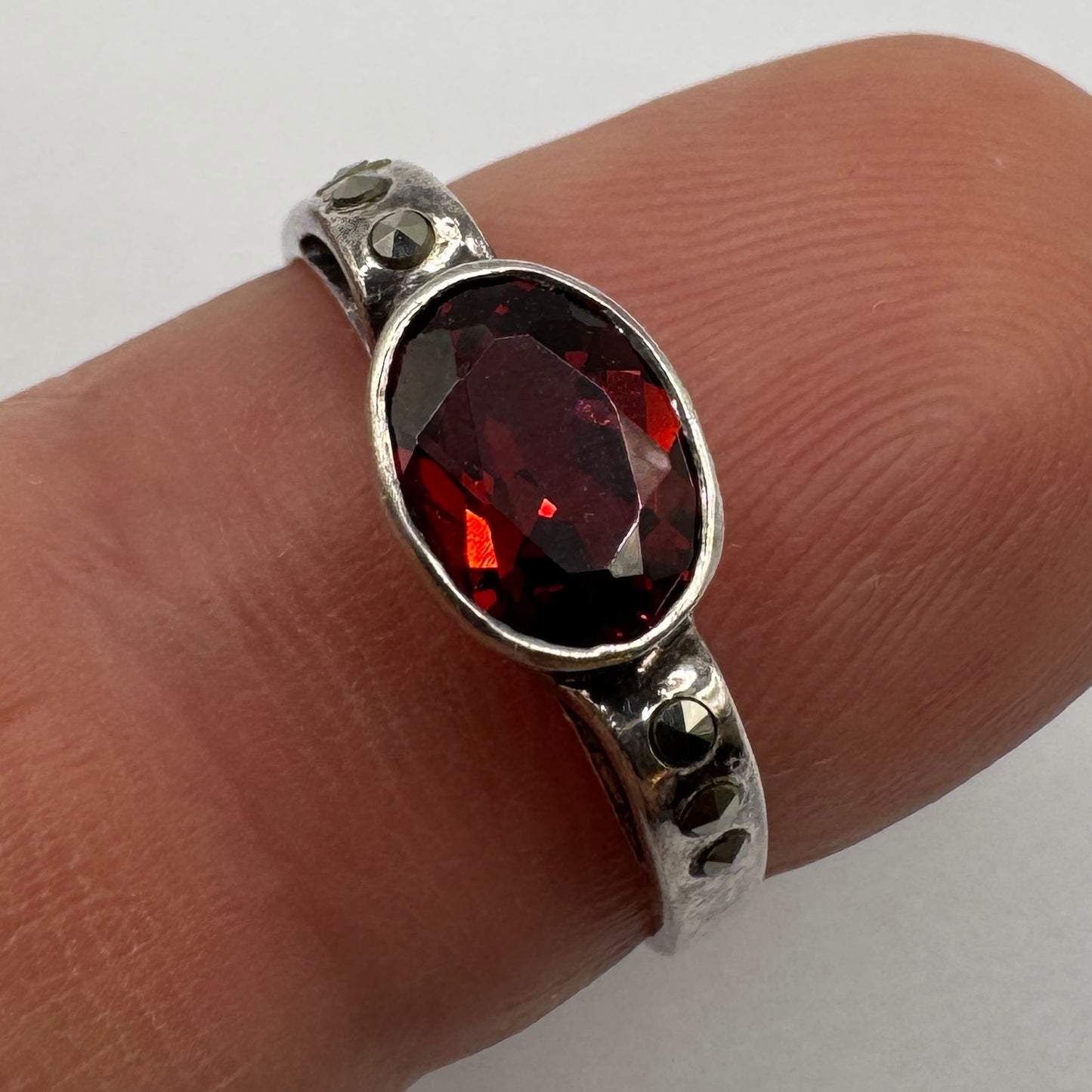 Bague en argent et pierre grenat