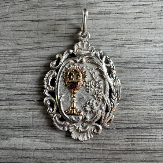 Médaille religieuse ancienne en argent et vermeil « calice »