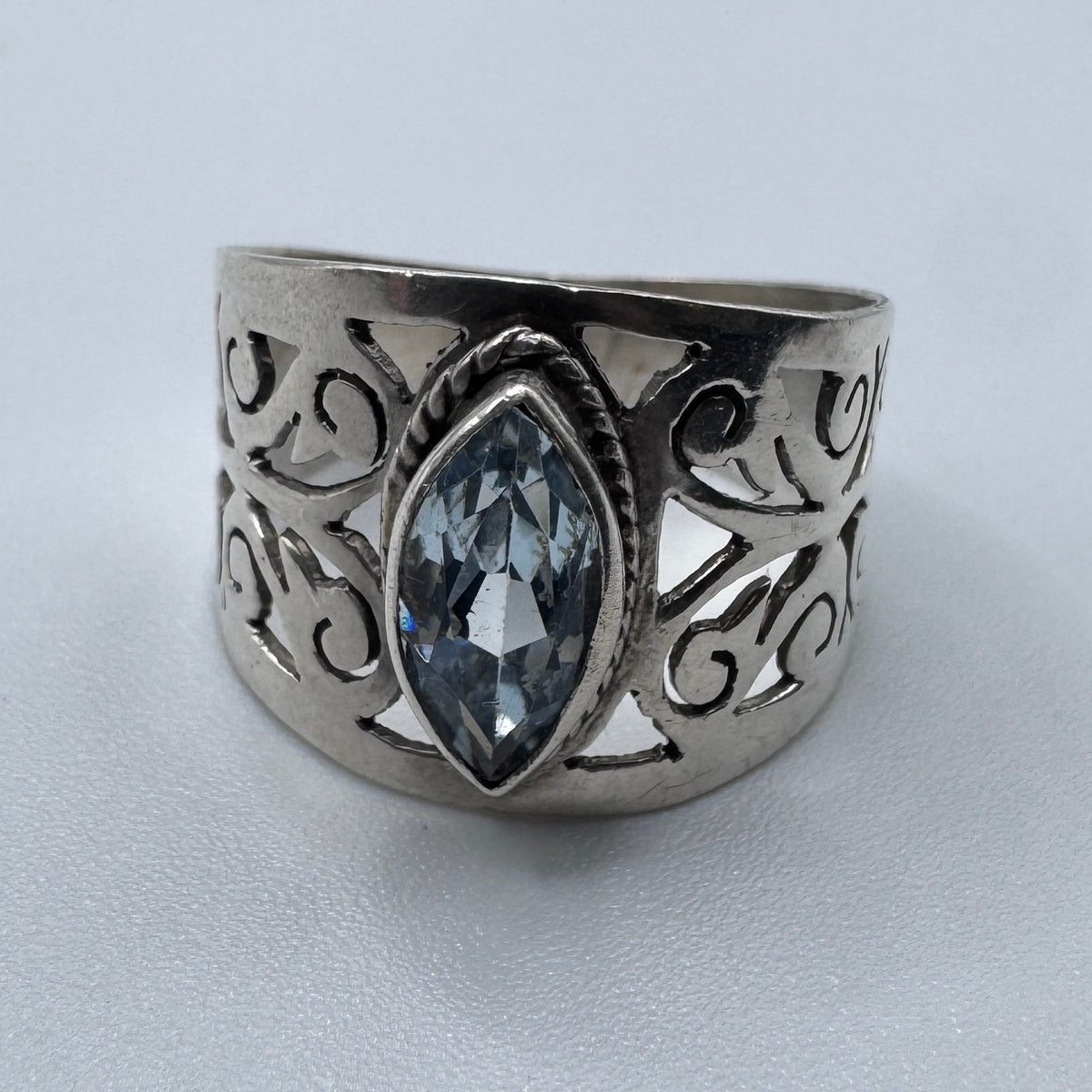 Grosse Bague en argent et topaze bleue