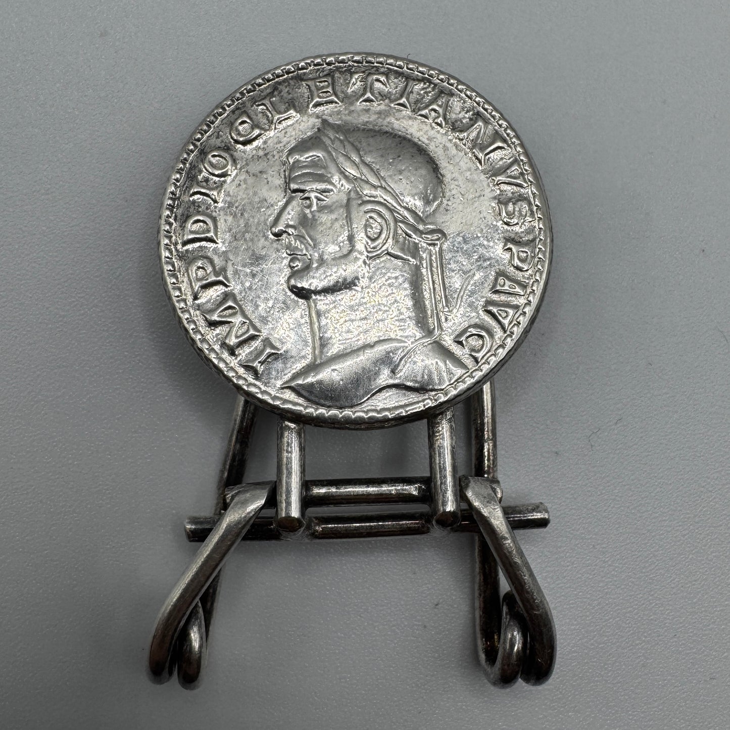 Pince à billet ancienne à l’effigie d’un Empereur romain