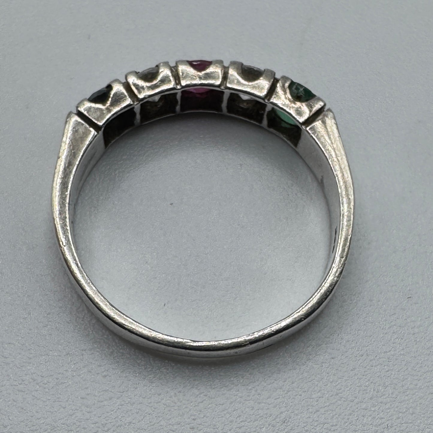 Bague en argent et pierres