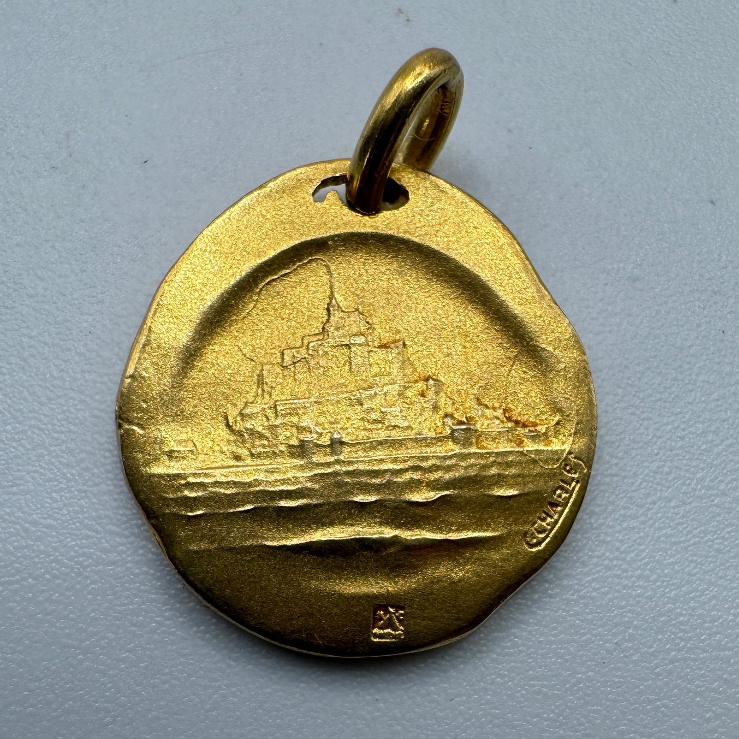 Rare Medaille ancienne plaqué or « Saint- Michel » par Charles