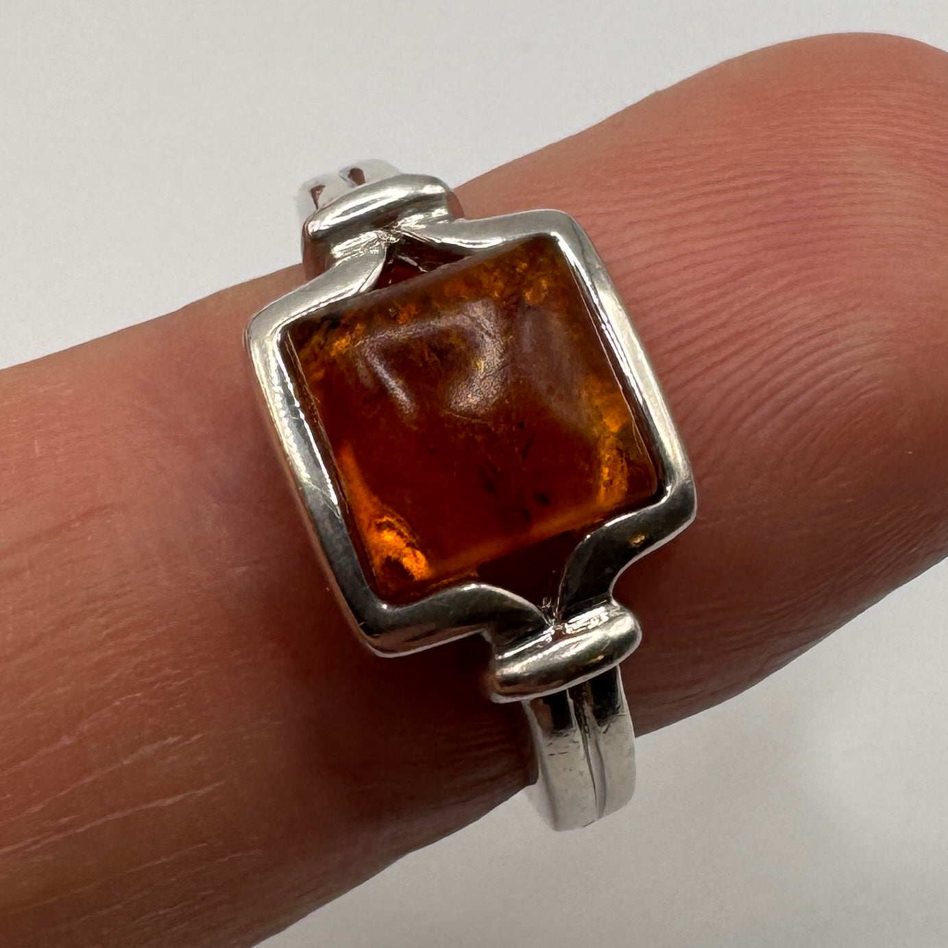 Bague en argent et ambre