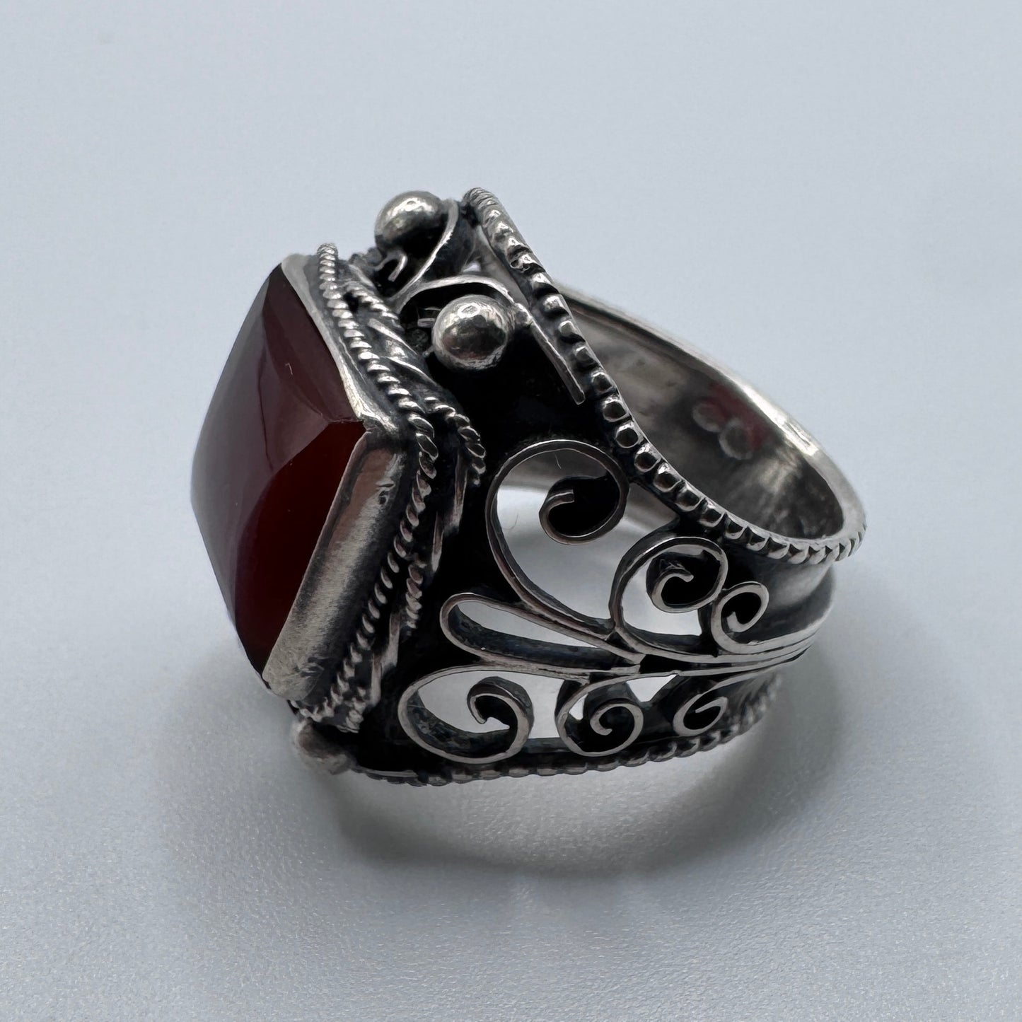 Grosse bague ancienne en argent massif et cornaline