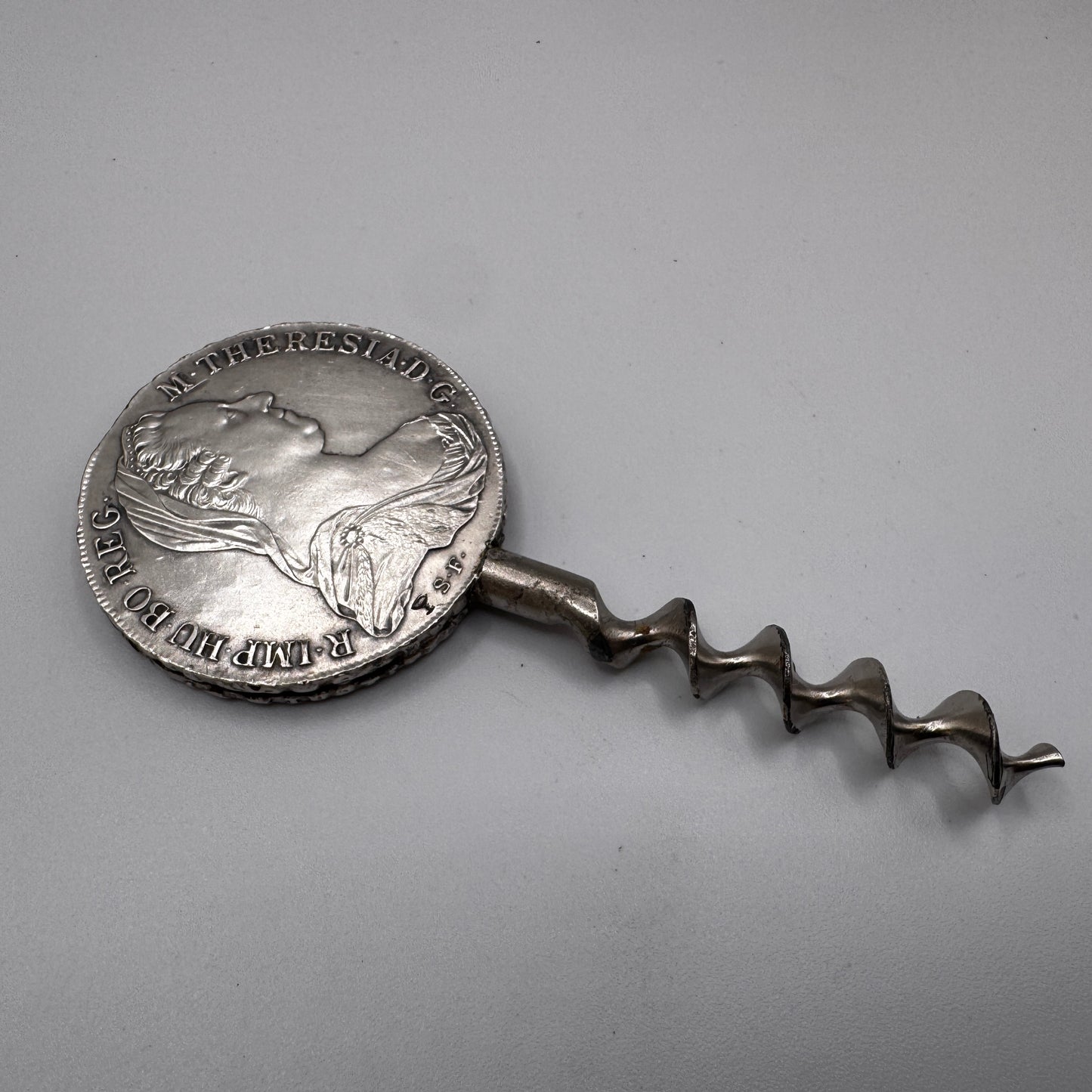 Rare ensemble Décapsuleur et tire bouchon ancien - Monnaies argent Thaler Marie Thérèse