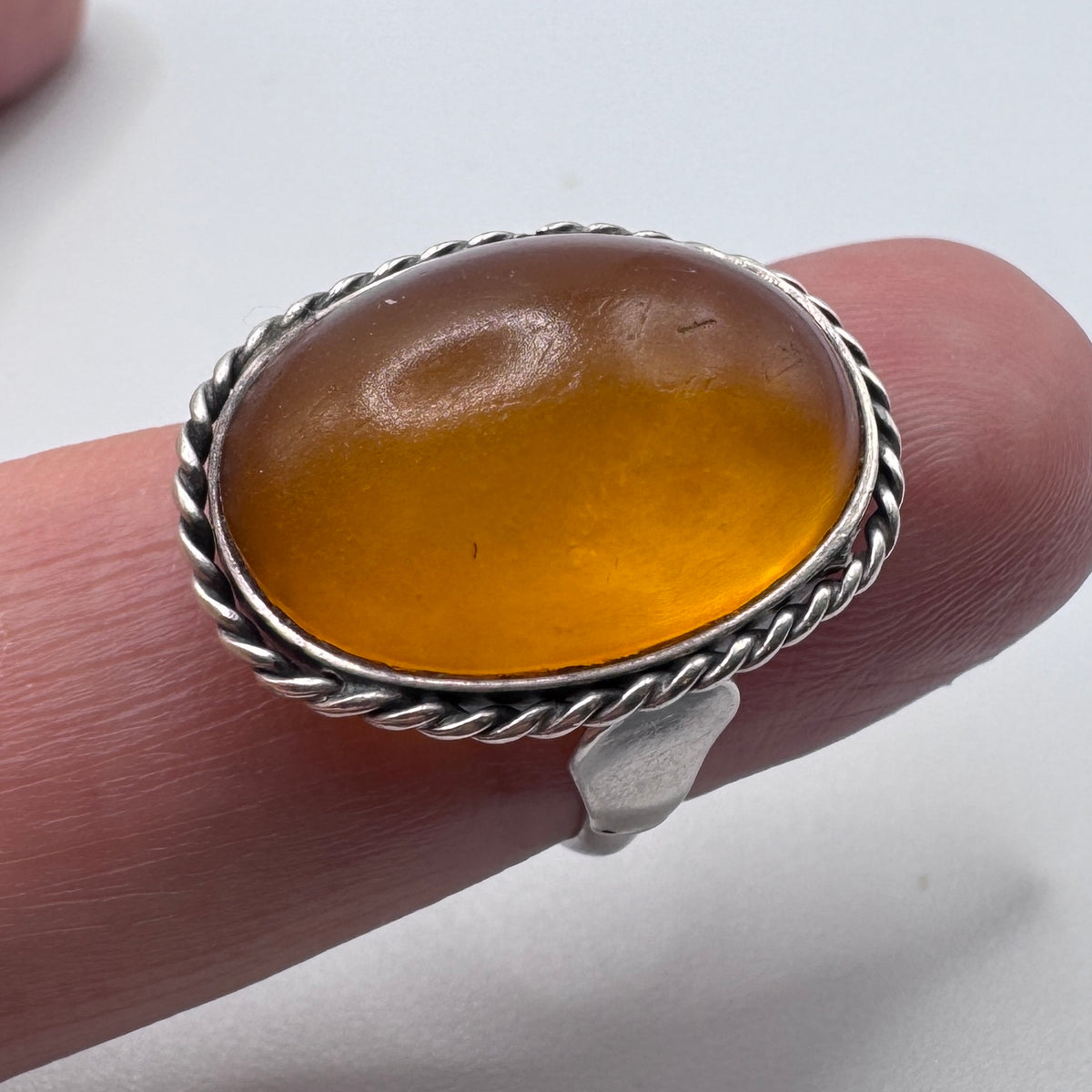 Jolie bague ancienne en argent et ambre