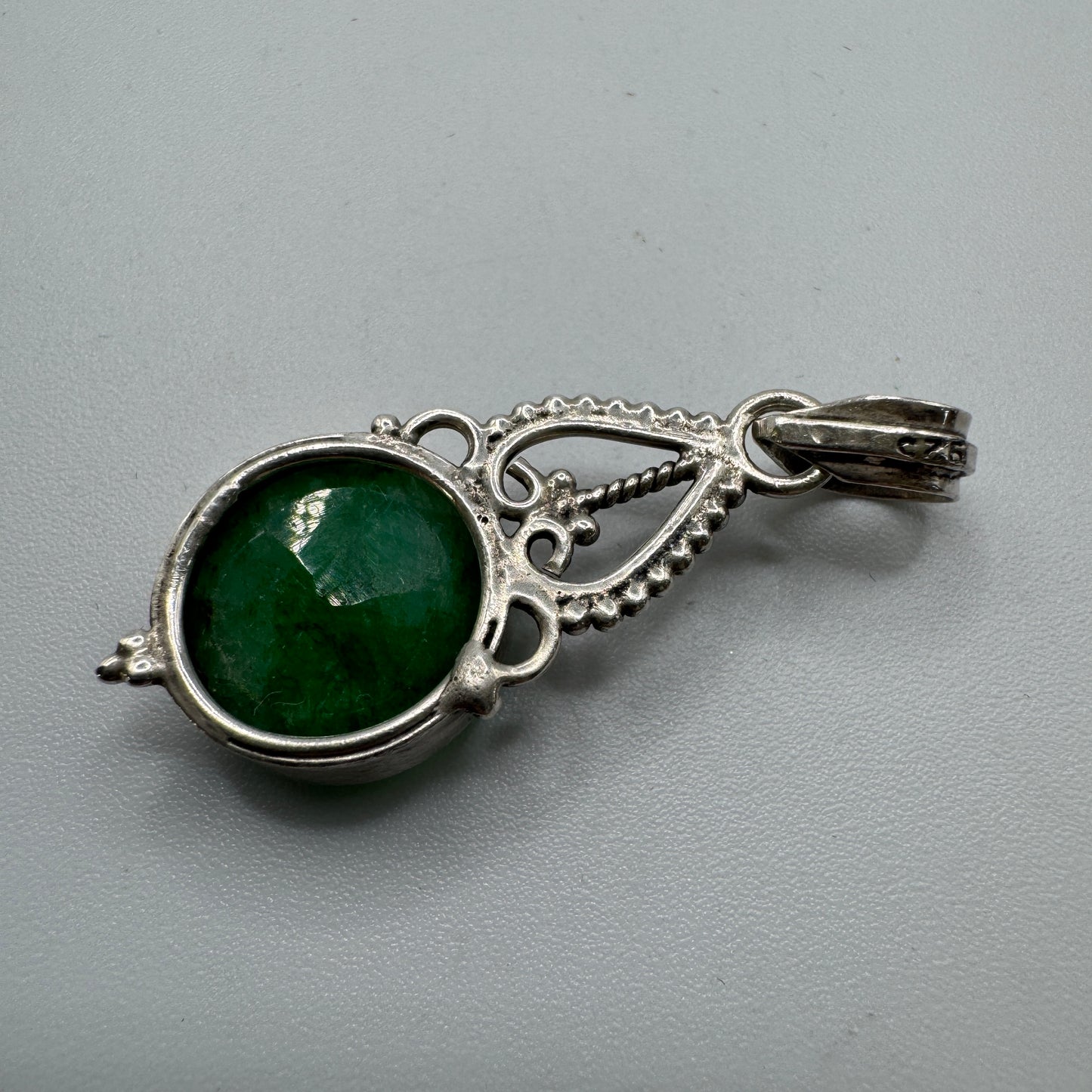 Pendentif en argent et pierre verte