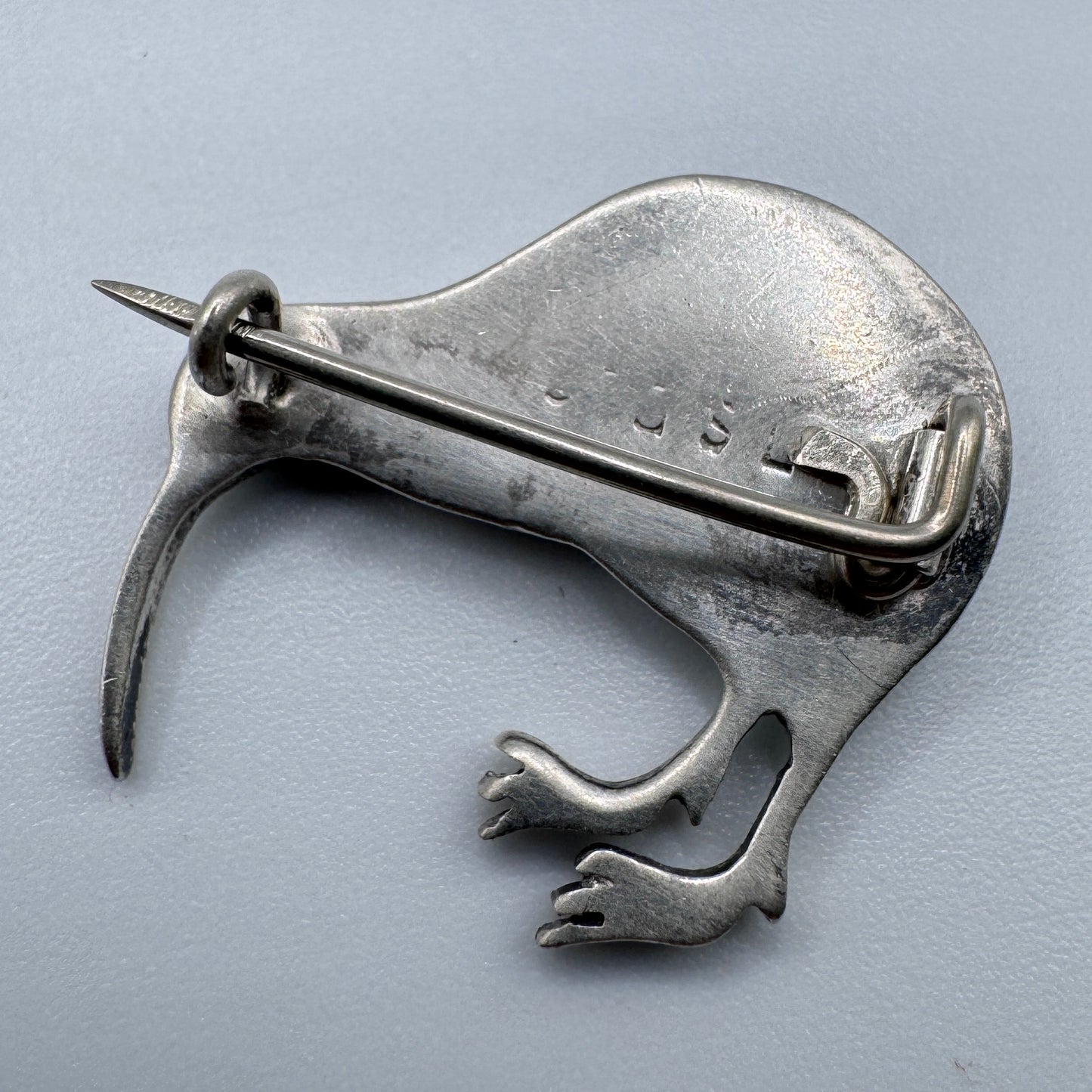 Broche ancienne « oiseau KIWI » - argent massif et nacre