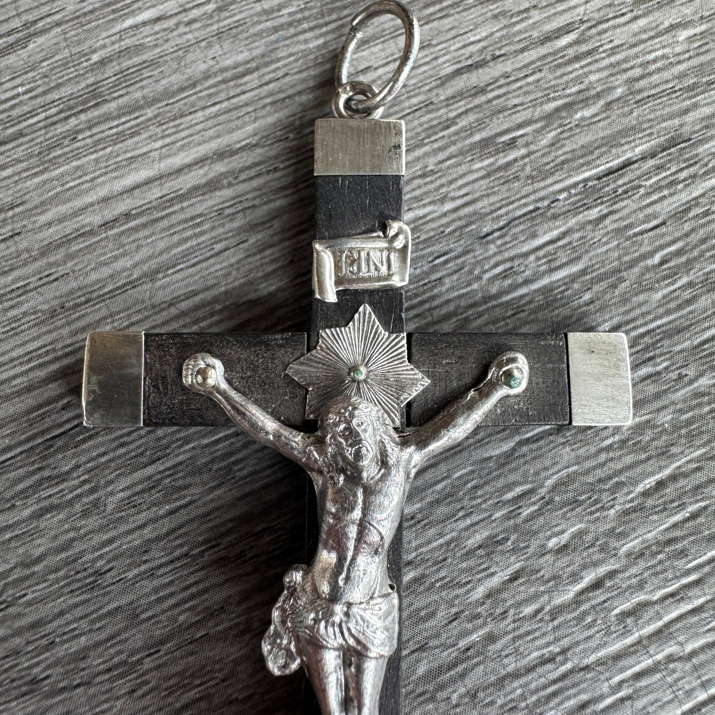 Crucifix ancien en Bois noirci et argent massif