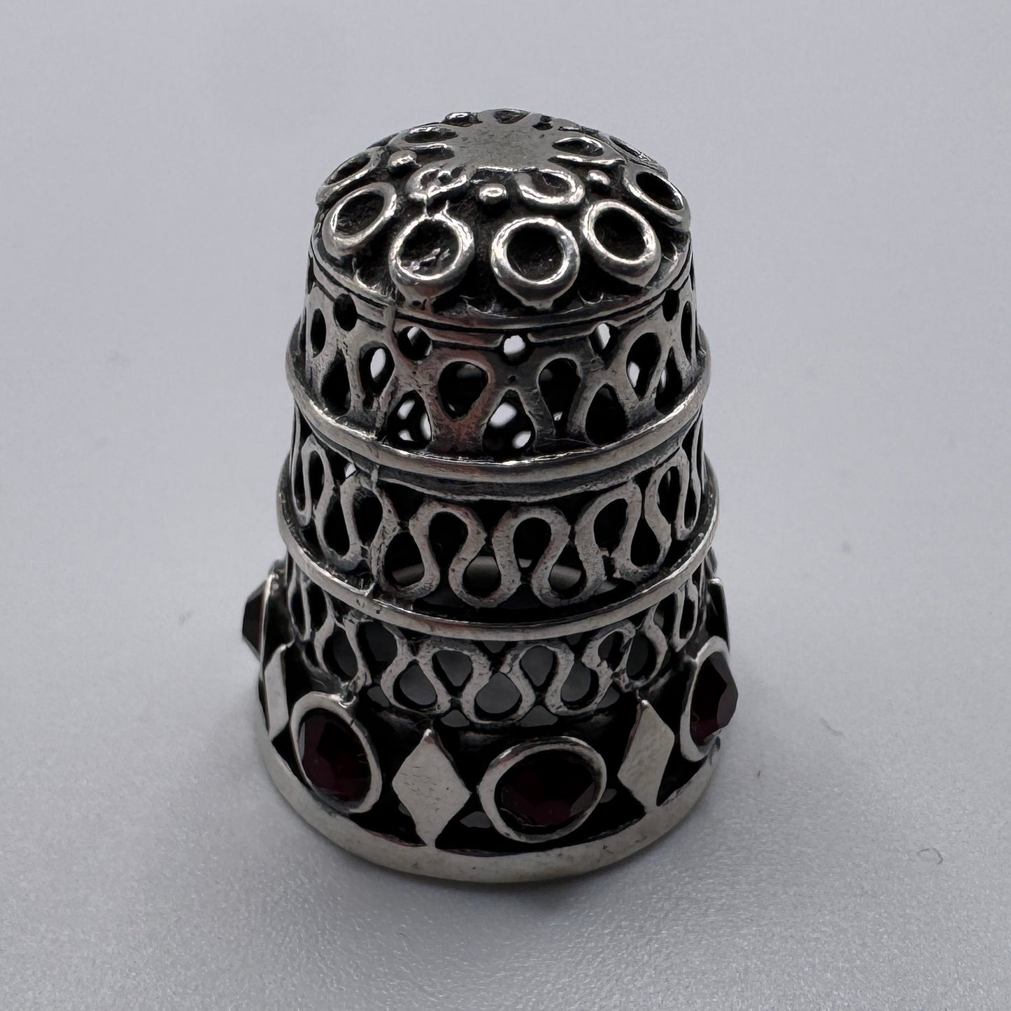 Superbe Dé à coudre Ancien en argent et verre grenat