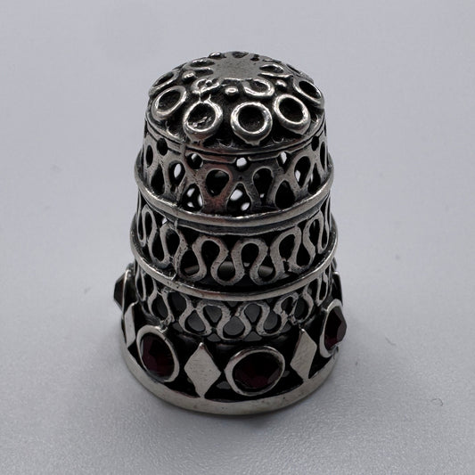Superbe Dé à coudre Ancien en argent et verre grenat