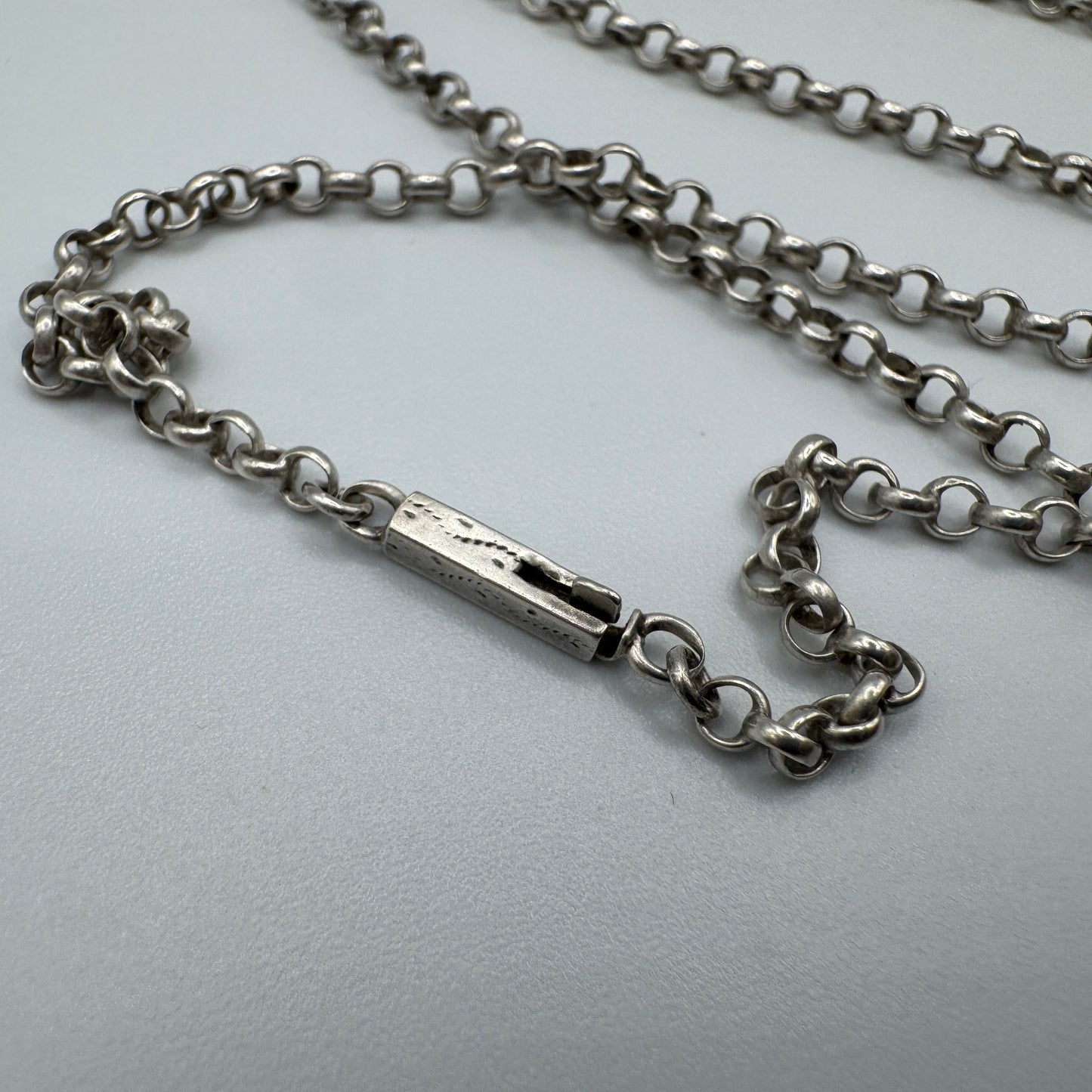 Chaine ancienne vers 1900 avec pendentif breloque - Argent massif