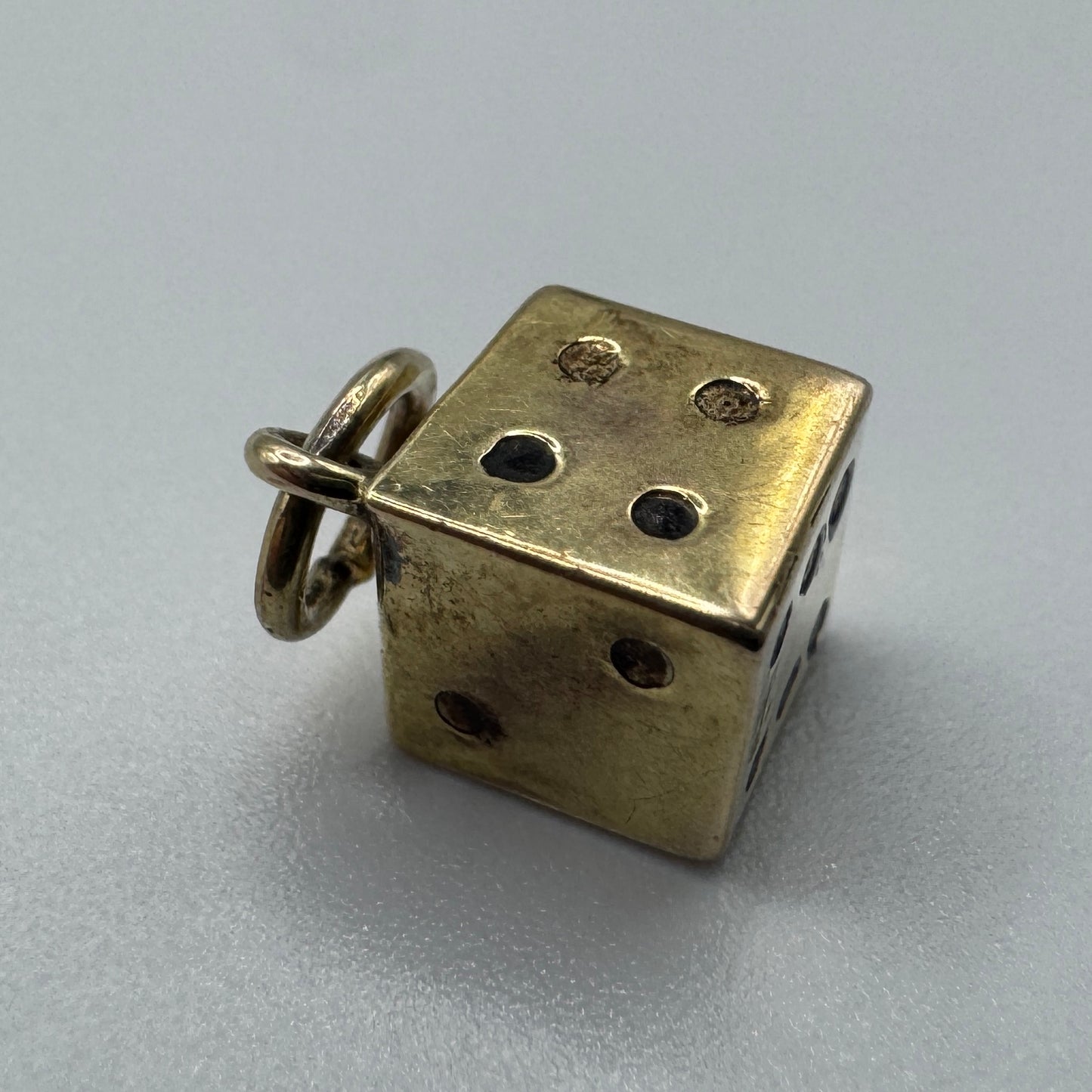 Petit pendentif ancien porte bonheur « dé à jouer » - or 333/1000