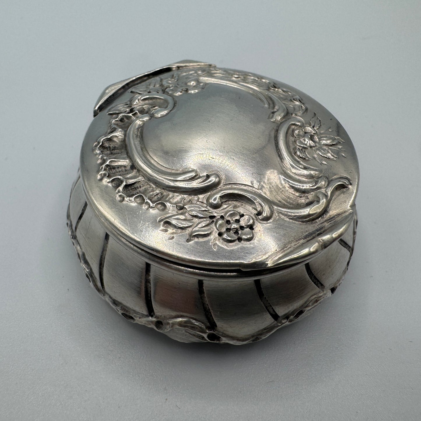 boîte pilulier ancien en argent massif